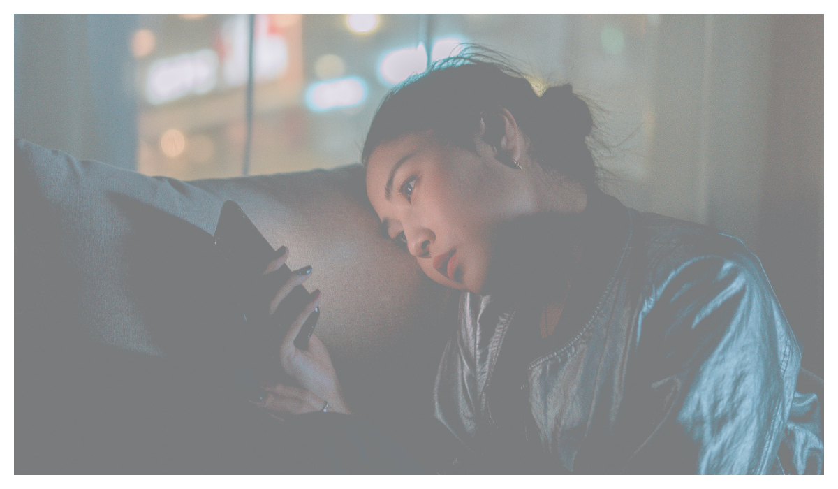 睡不著的女生滑著手機找助眠食物