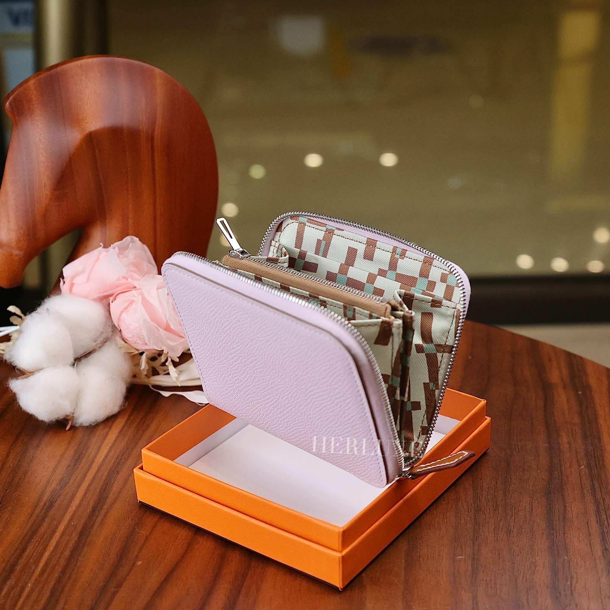 Silkin compact 09 mauve pale/ 0M chai/ 10 craie epsom