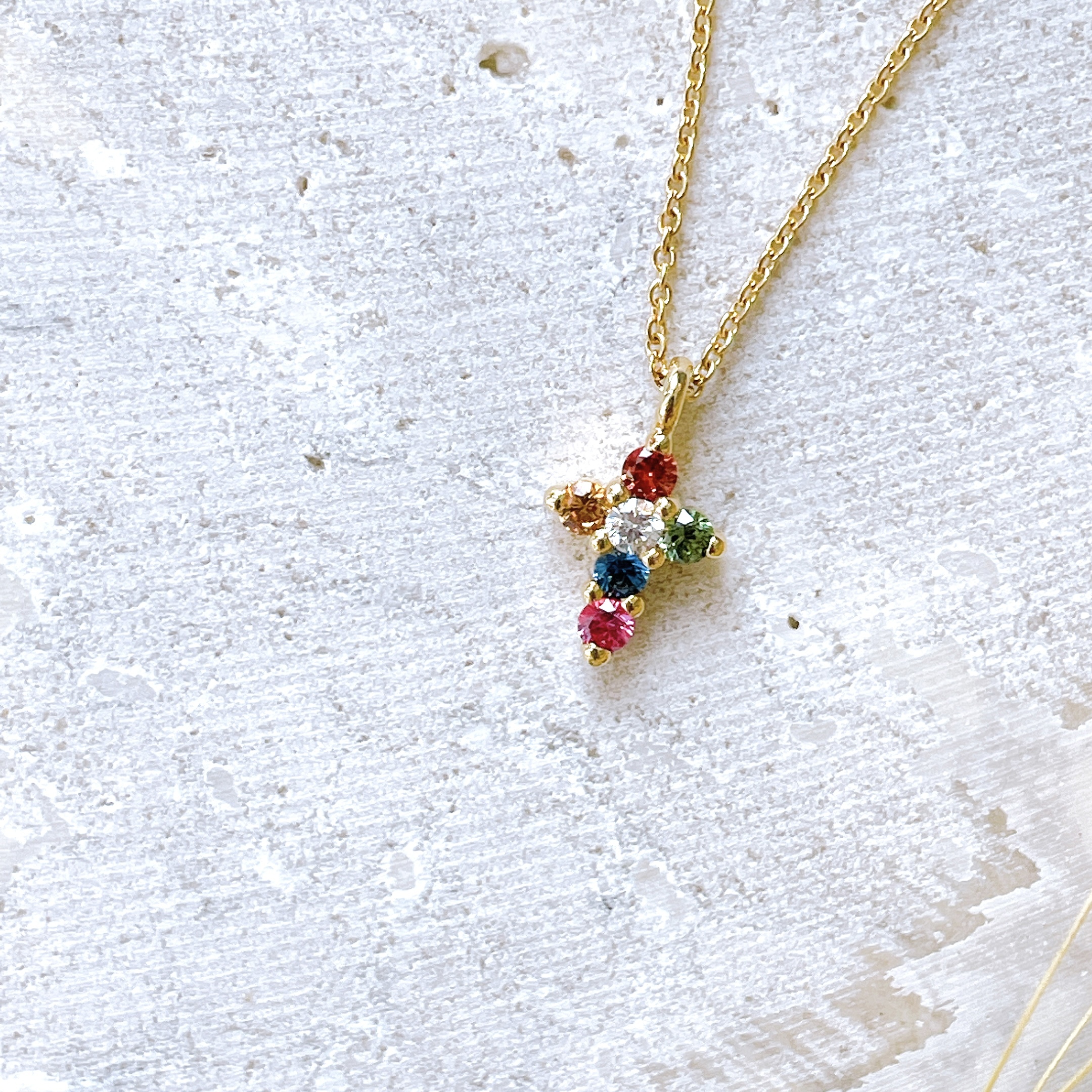 18K金彩虹藍寶石鑽石套鍊-迷你十字架