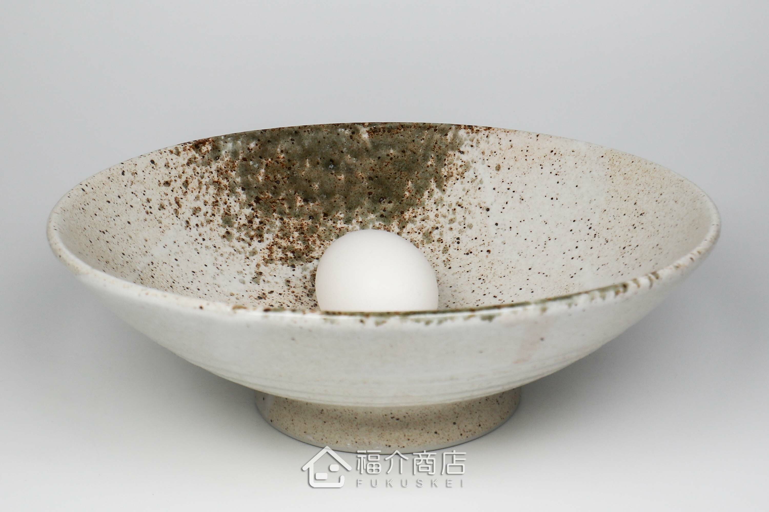 陶瓷材質的拉麵碗與雞蛋