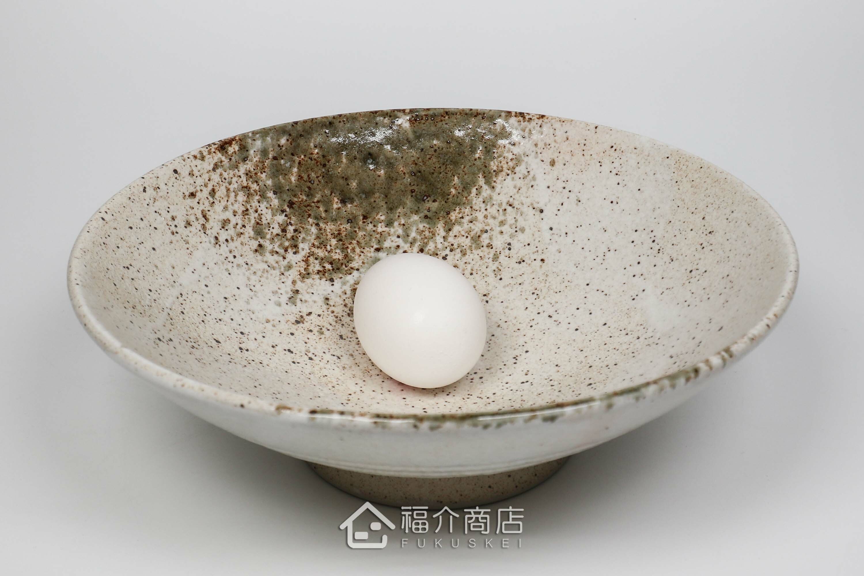 陶瓷材質的拉麵碗與雞蛋