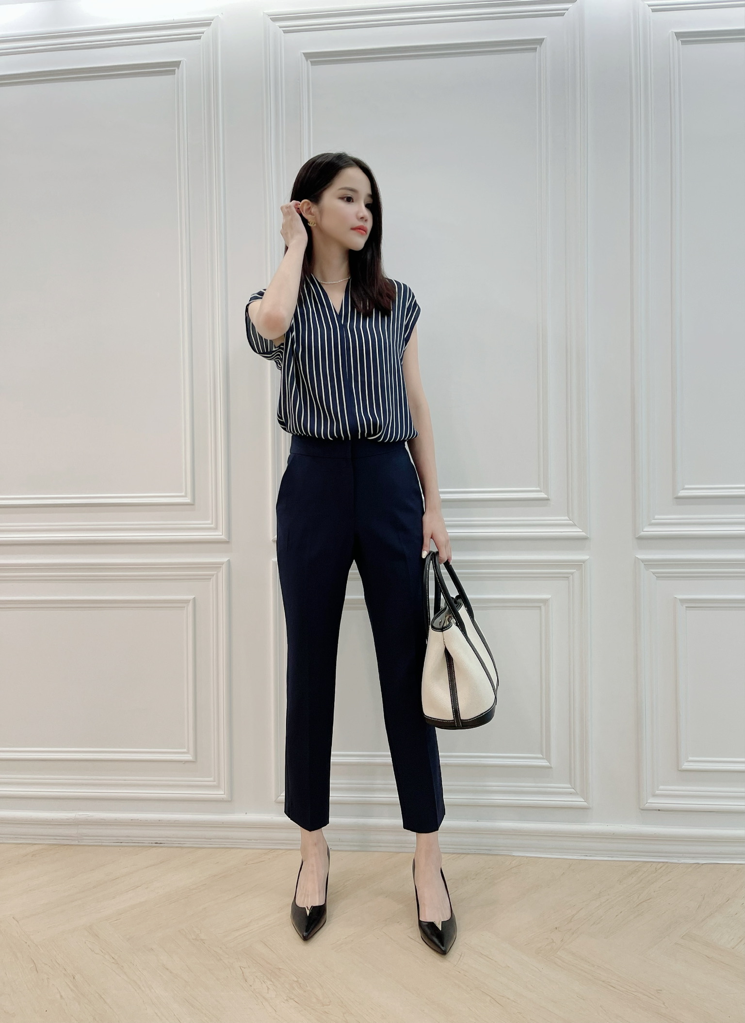 直線條半袖V領上衣