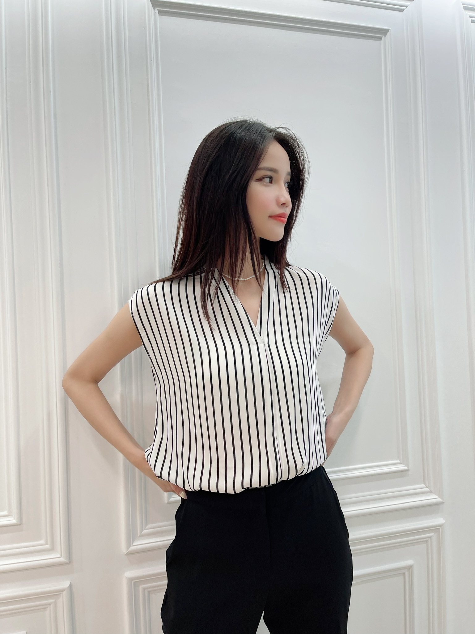 直線條半袖V領上衣