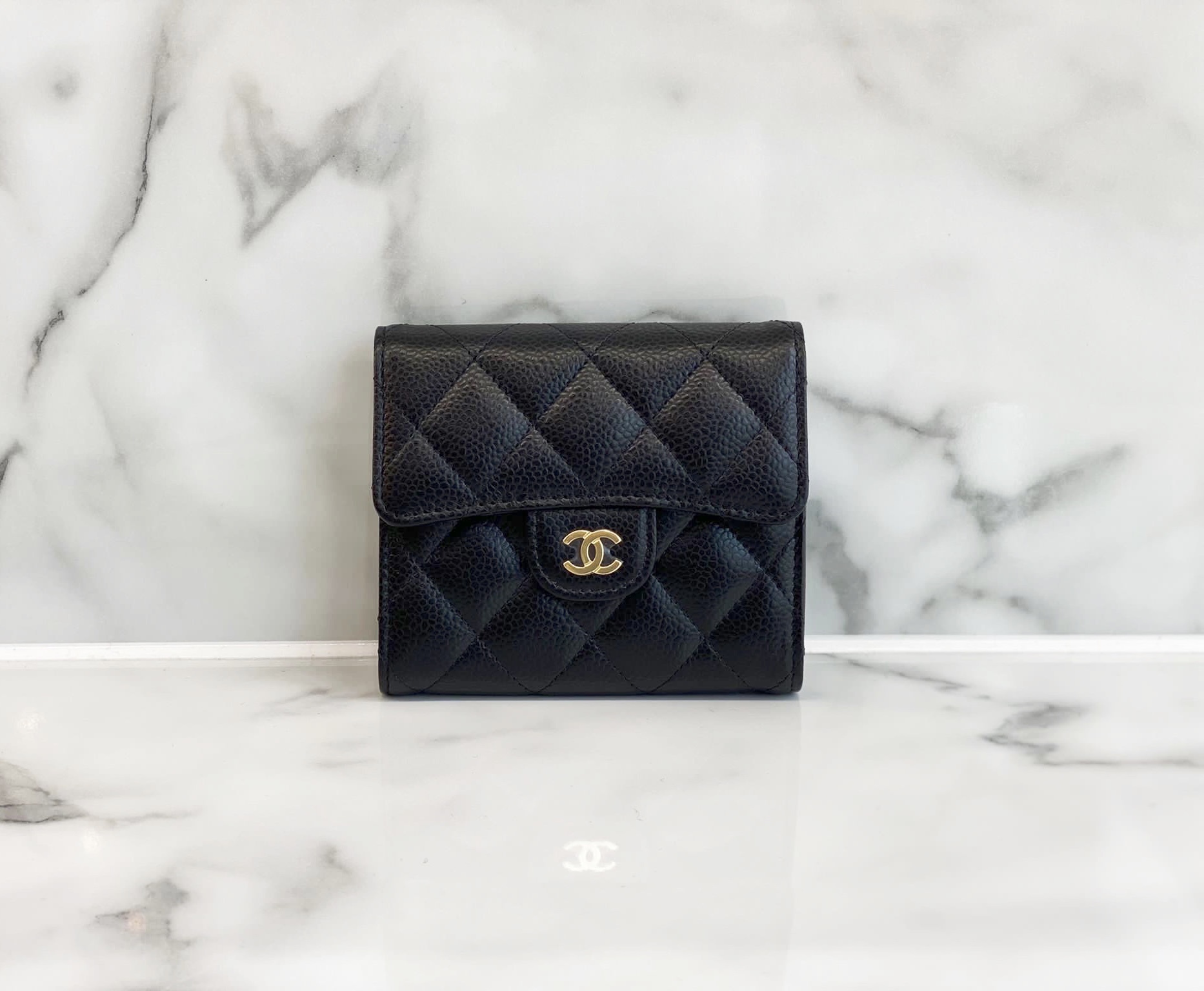 Chanel 經典口蓋式短錢包-牛皮黑色金扣AP0231 Y01864 C3906