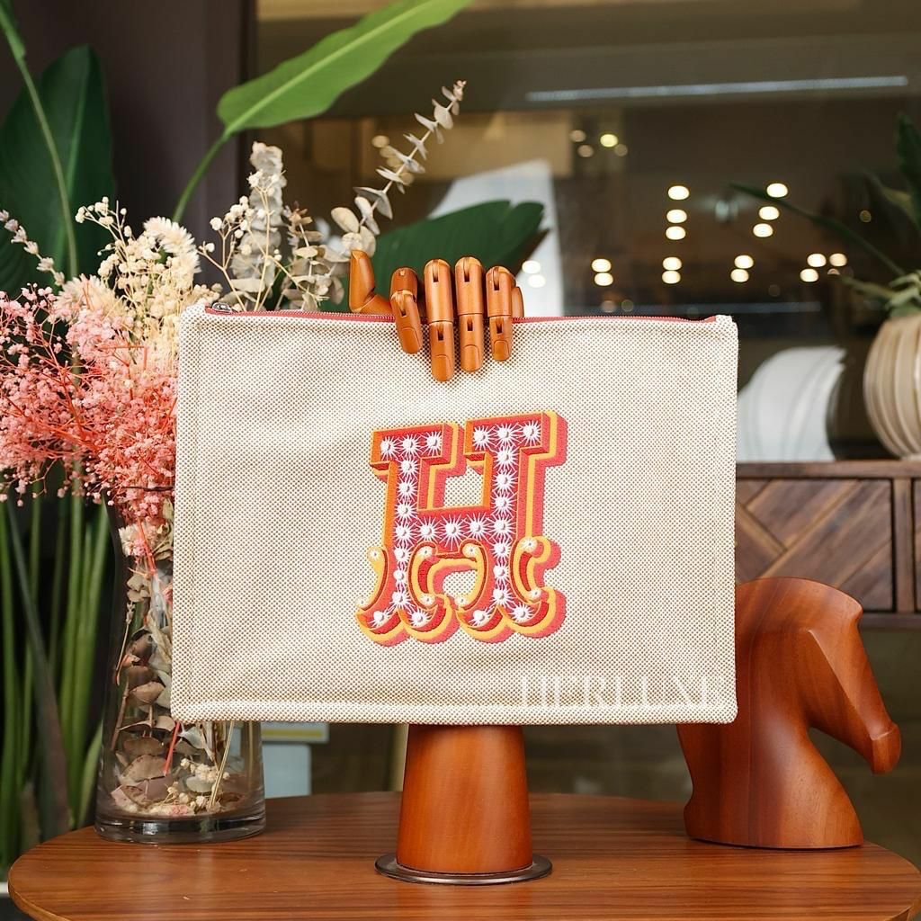 H Pouch size 31.5 x 22cm 新款繡花