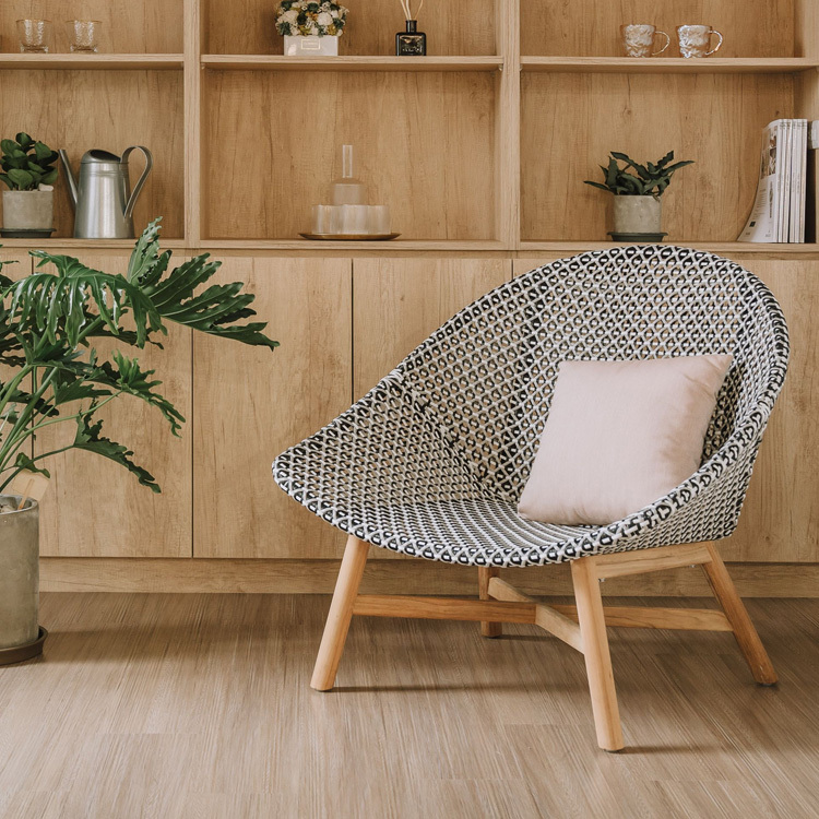 尤利亞Uriah — 單人沙發 | URIAH，符合人體身型設計，猶如被雙手溫柔托住，躺上去舒適、寬敞。