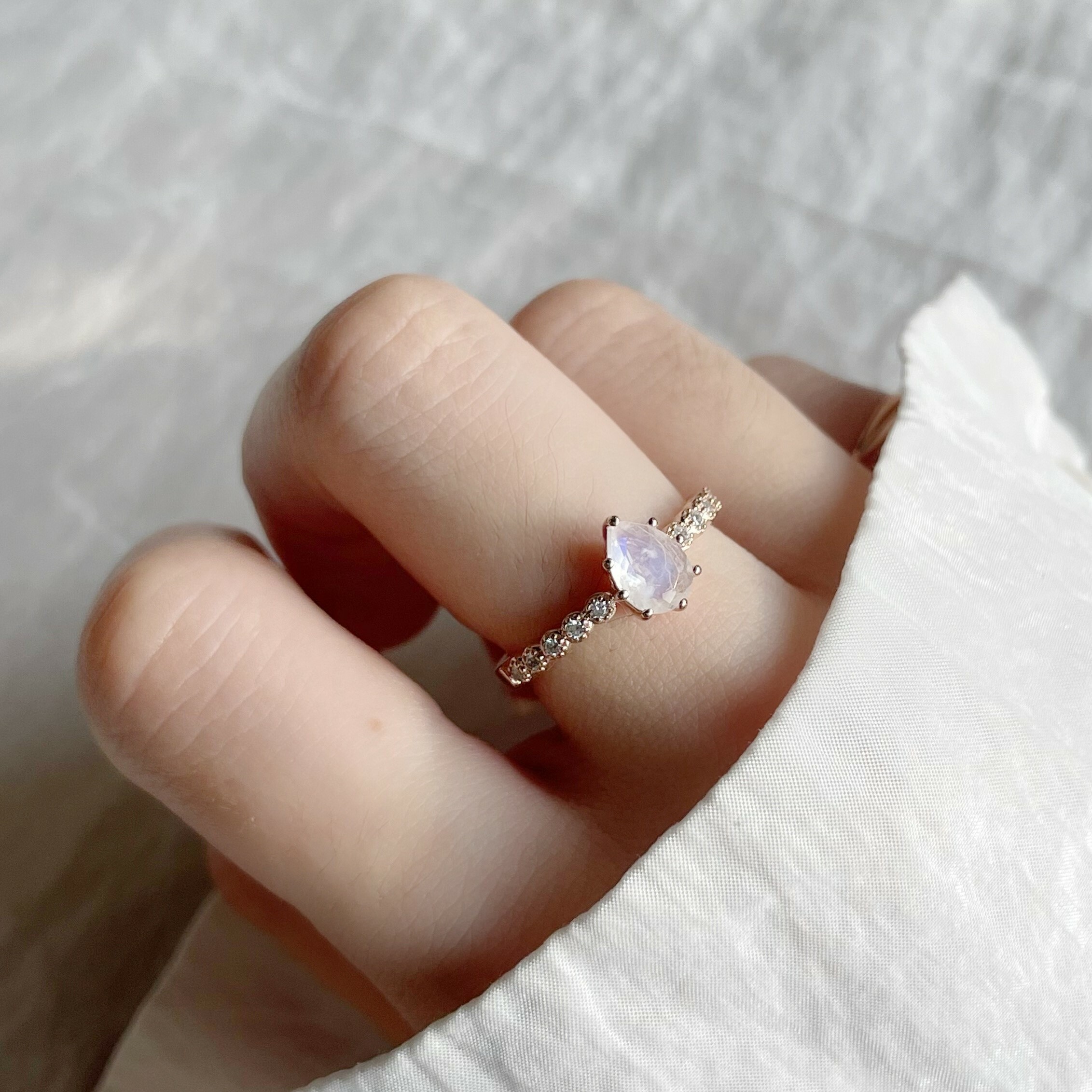 華麗爪鑲水滴月光排鋯戒指