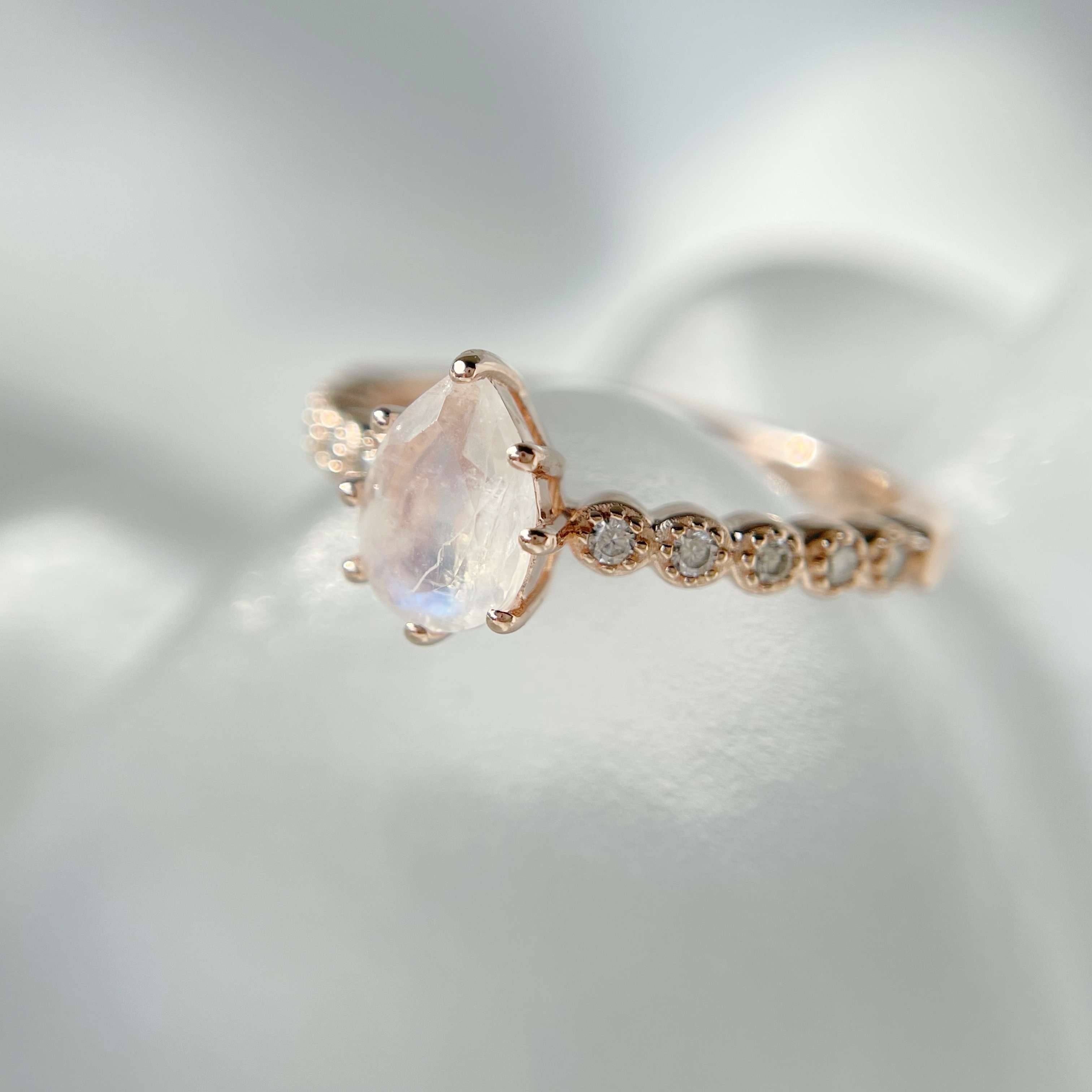 華麗爪鑲水滴月光排鋯戒指