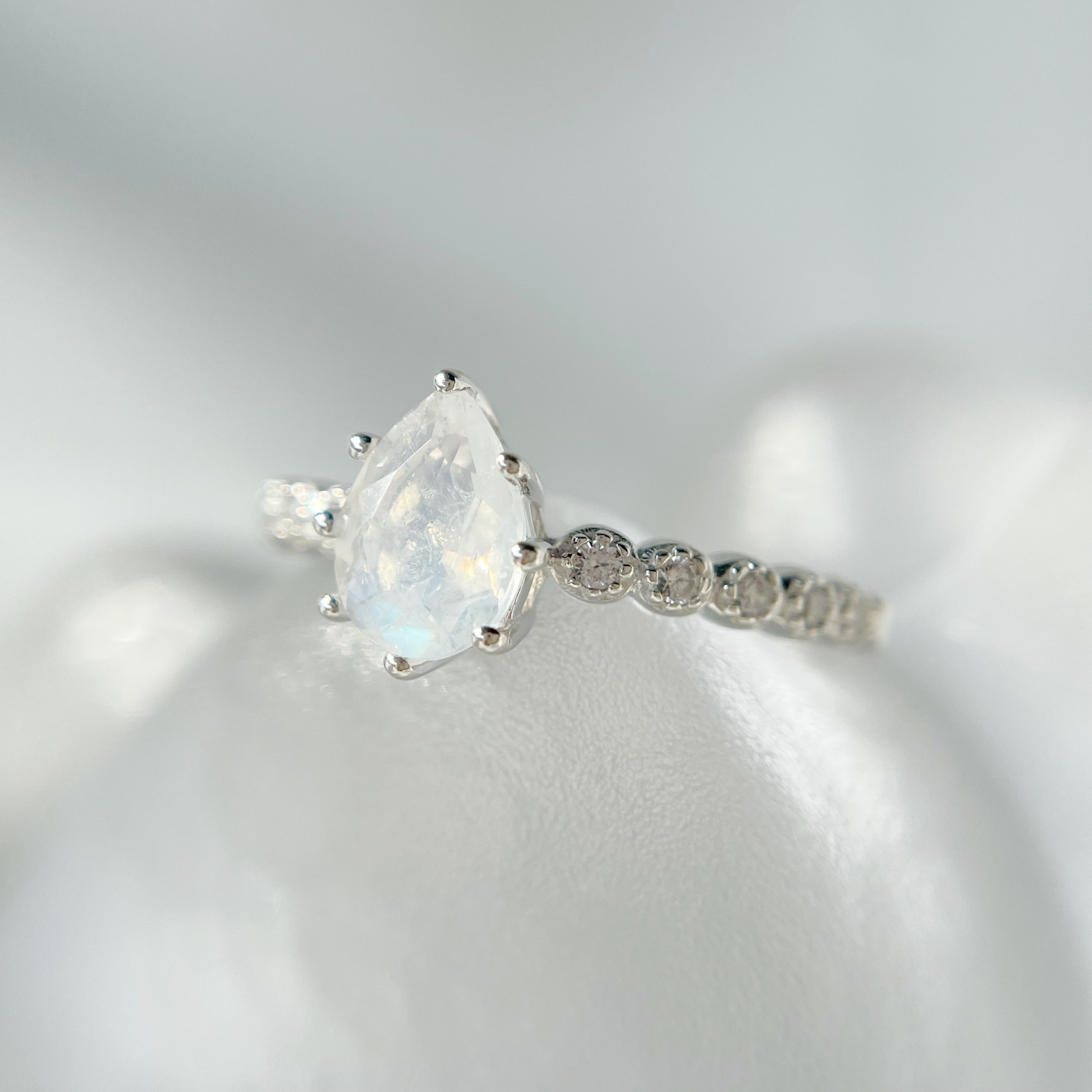 華麗爪鑲水滴月光排鋯戒指