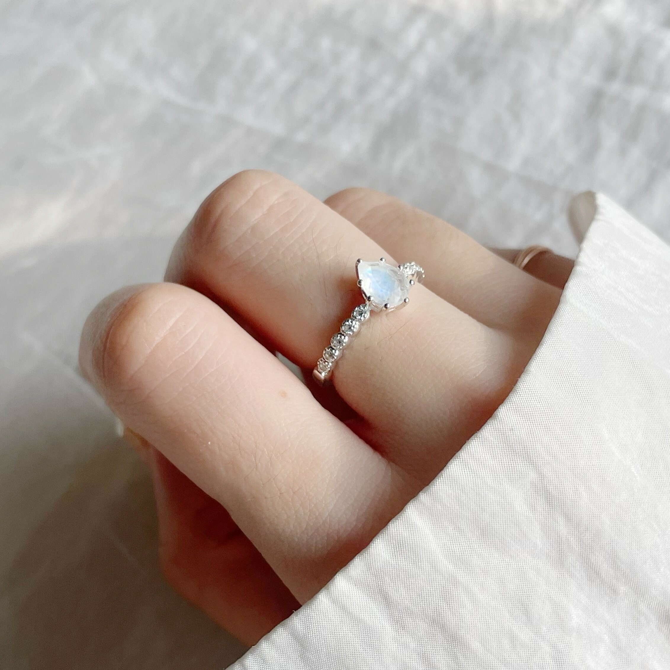 華麗爪鑲水滴月光排鋯戒指