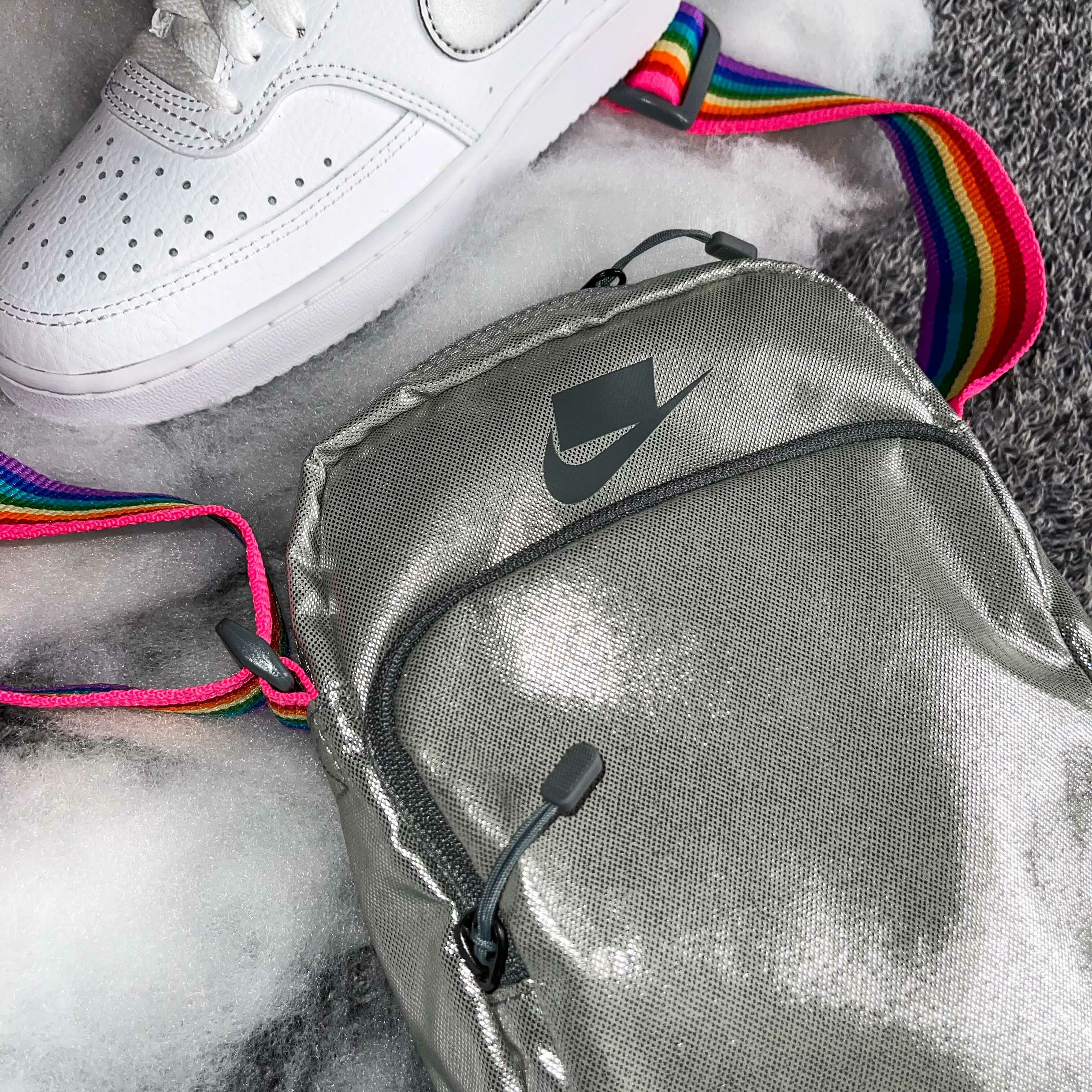 Nike BETRUE 銀箔 銀色 肩包 小包包 彩虹 CJ9056-010
