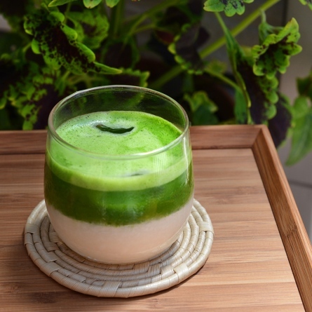 山政小山園　宇治抹茶　槇の白(まきのしろ)３００ｇ缶　特選茶筅百本立２個 山政小山園 宇治抹茶 槇の白(まきのしろ)300g缶 特選茶筅