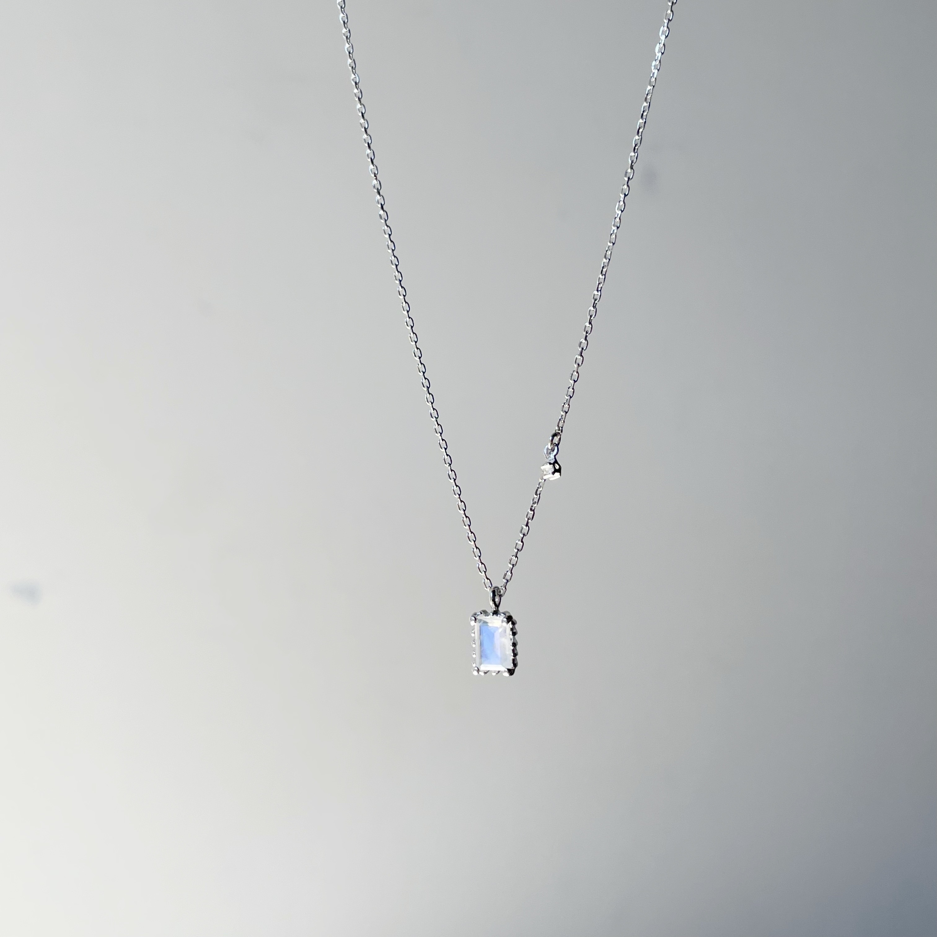 爪爪長方月光垂小花項鍊