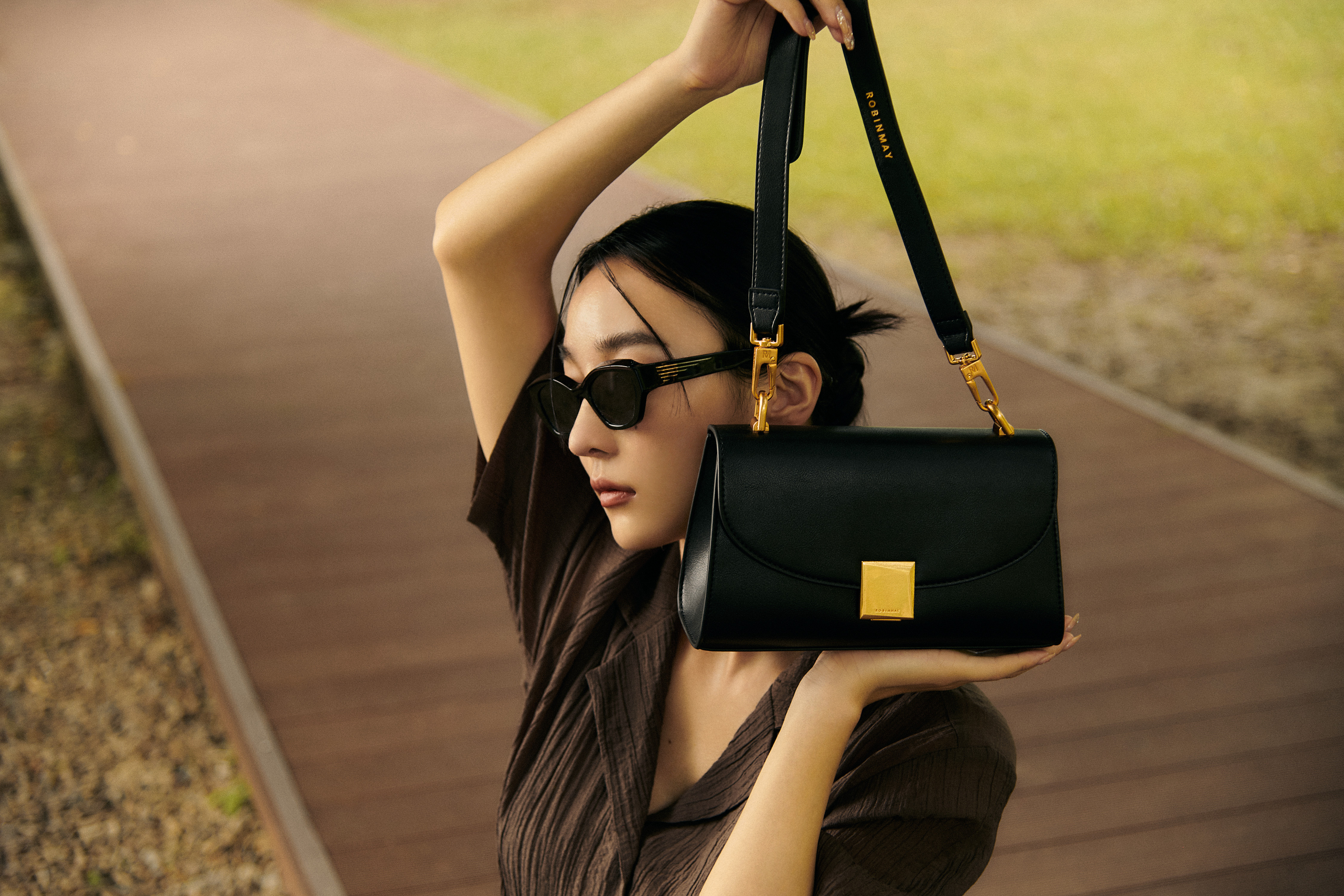 日森銀星斜背包，圓弧包蓋與立體的包型