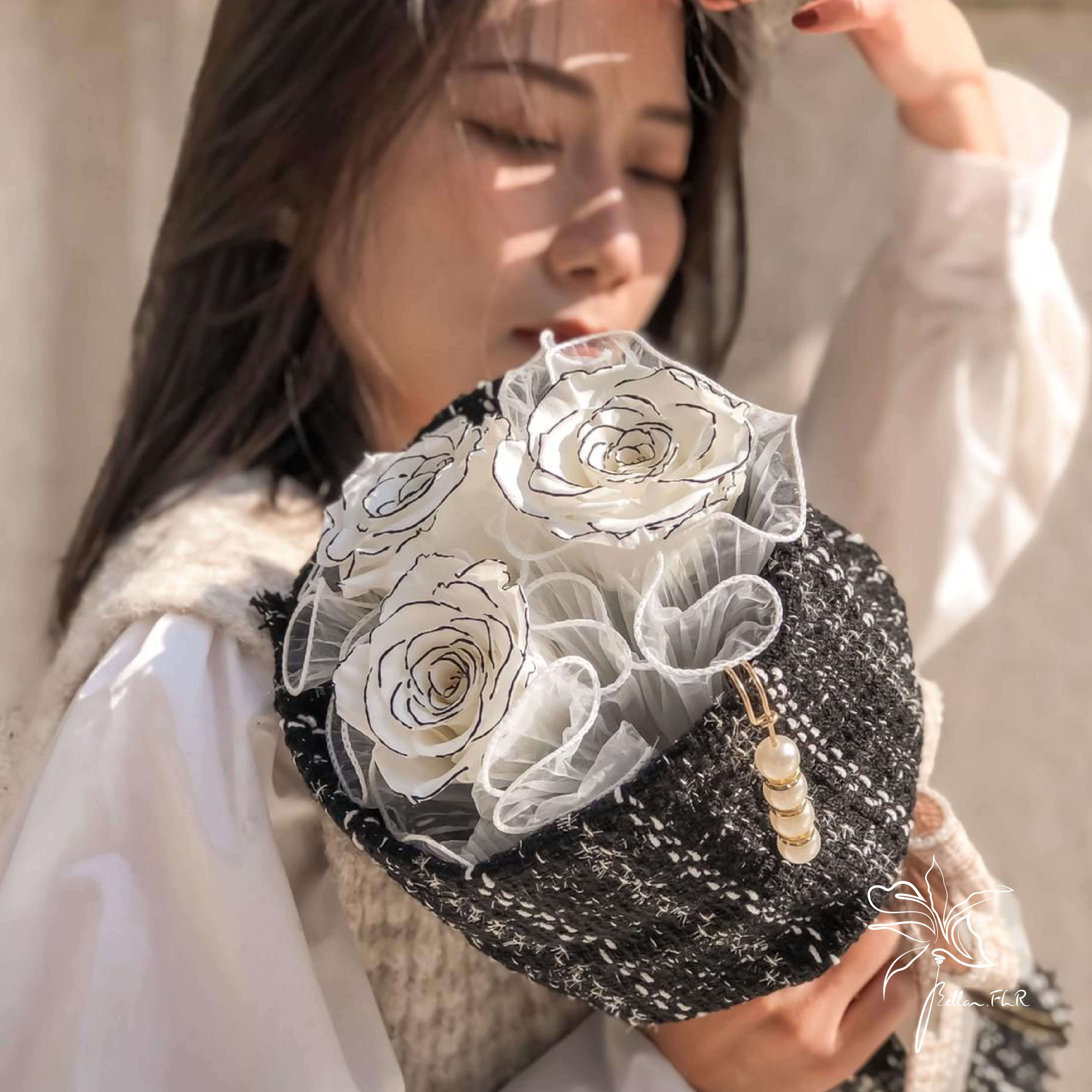 【就喜歡你香香的】3朵永生玫瑰花束-白黑滾邊