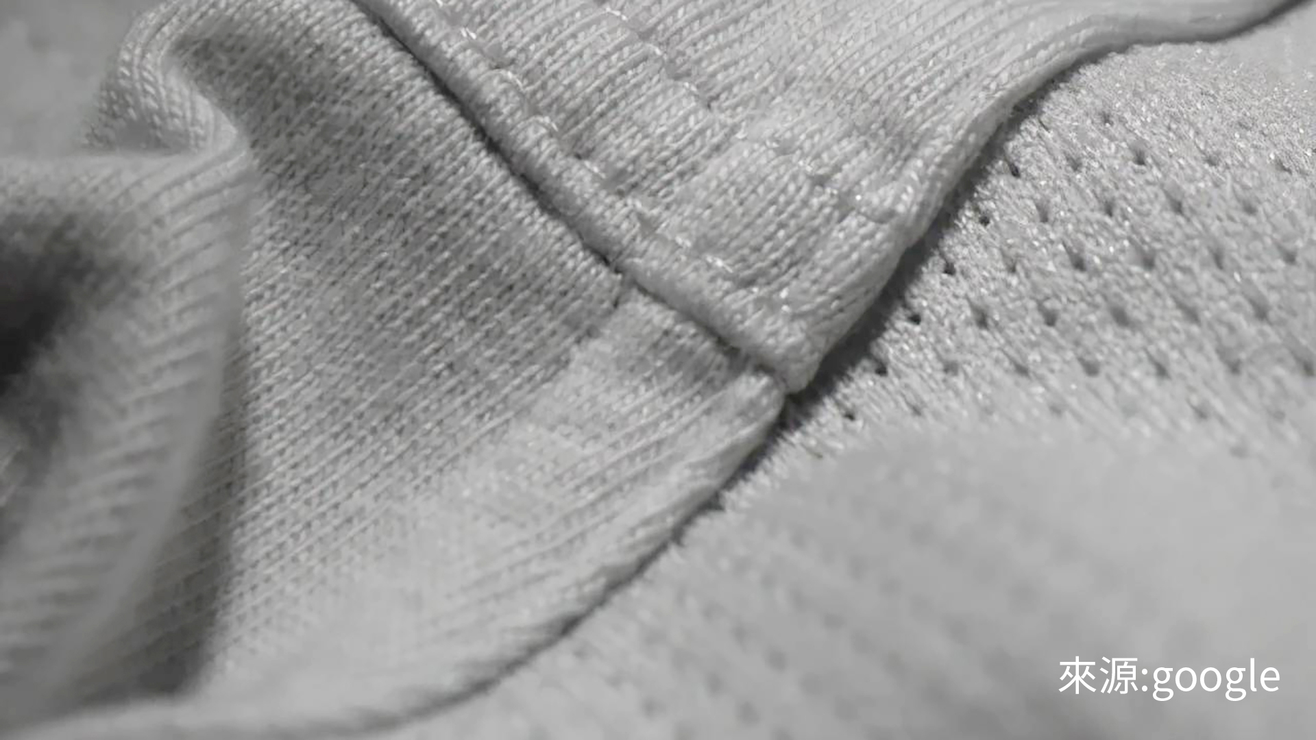 人造絲棉是由聚酯纖維製成、類似棉花的人造物質，價格低廉，且有輕盈、保暖、不易縮水的優點，常被用來做為衣物、床墊的填充內材。但人造絲棉有一項缺點就是密度低，不耐壓。