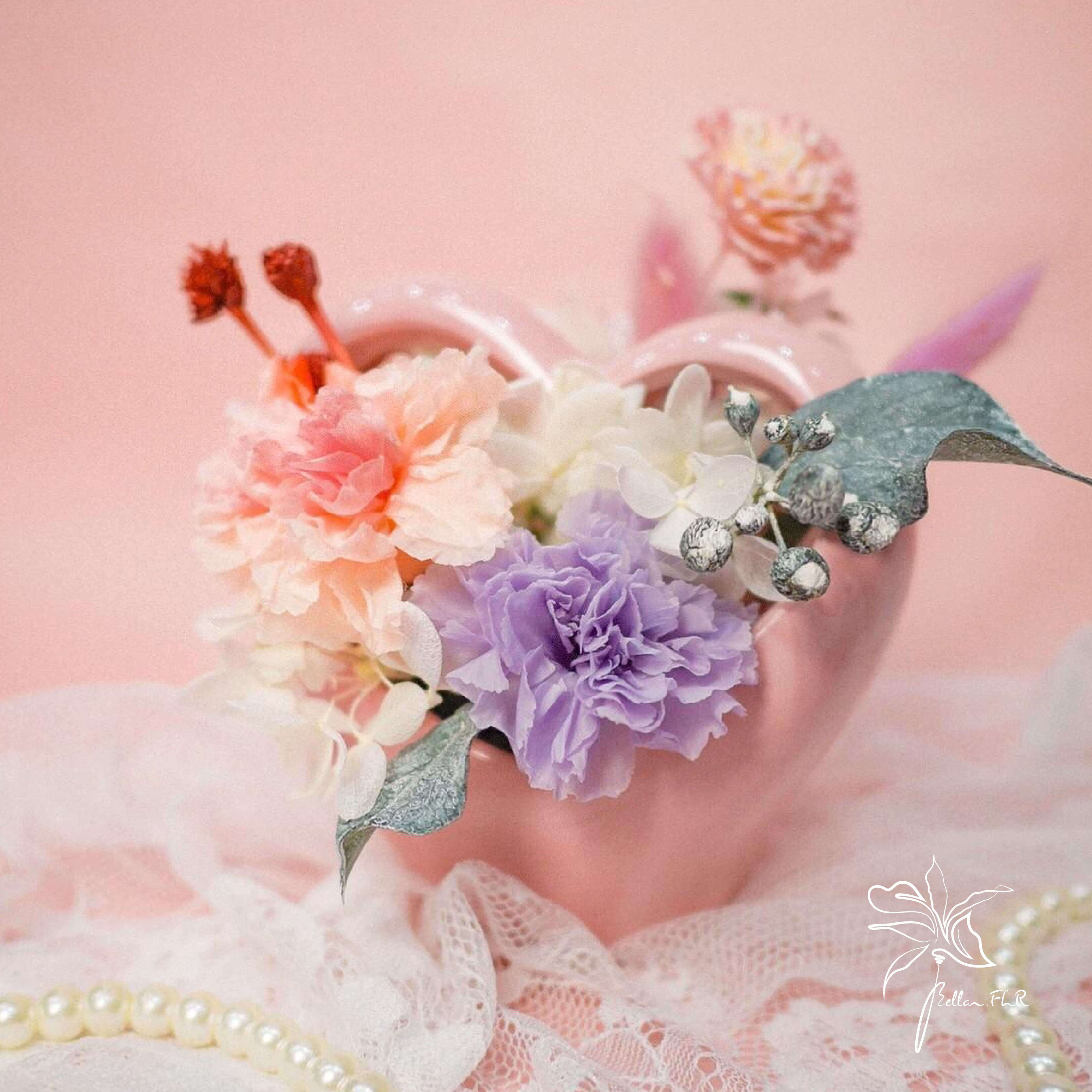 【捧著心的花】永生康乃馨瓷器盆花