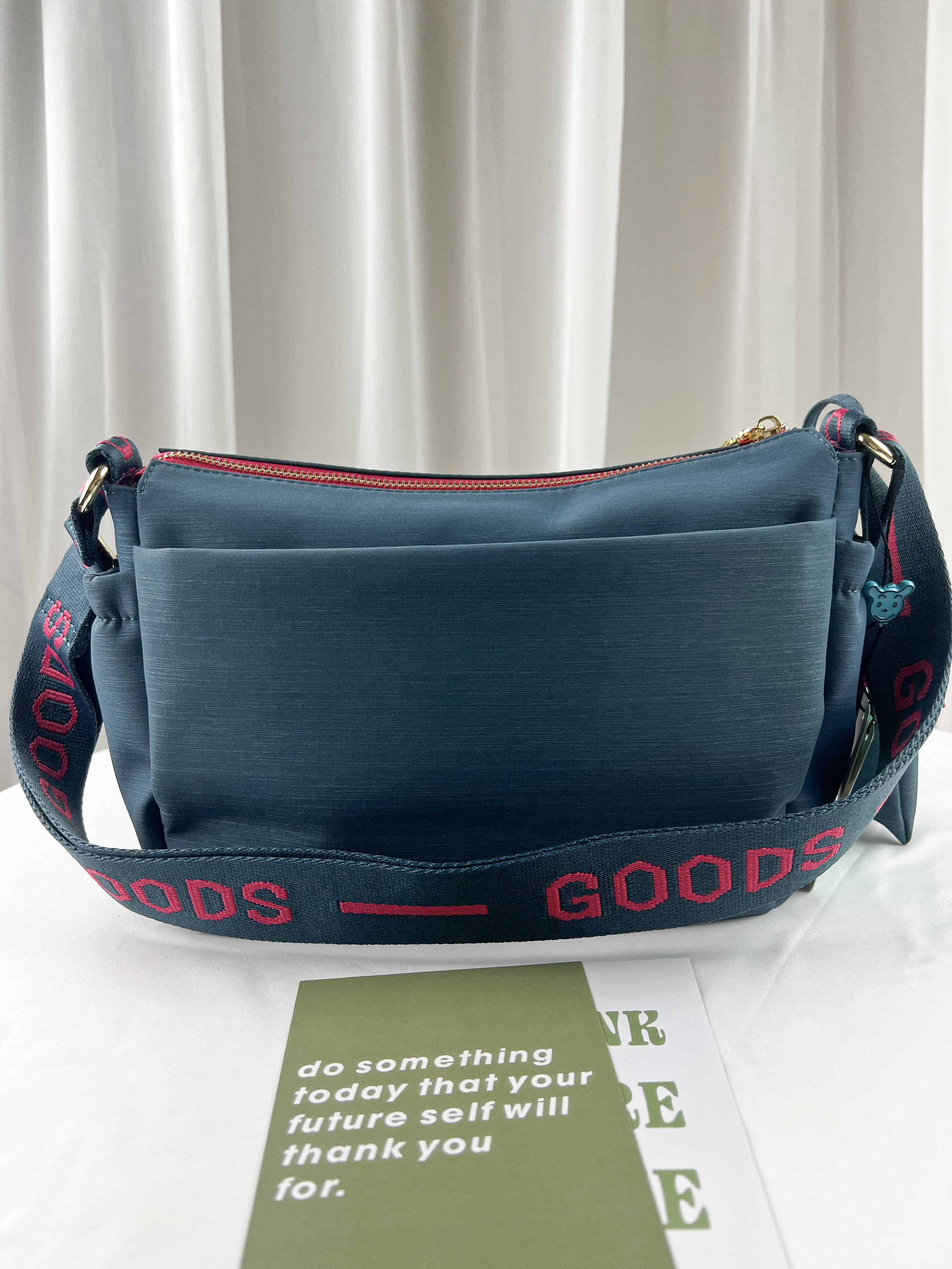 GOODS 綠桃拼色 防潑水側背包 附酒精保護套+酒精瓶   #2806