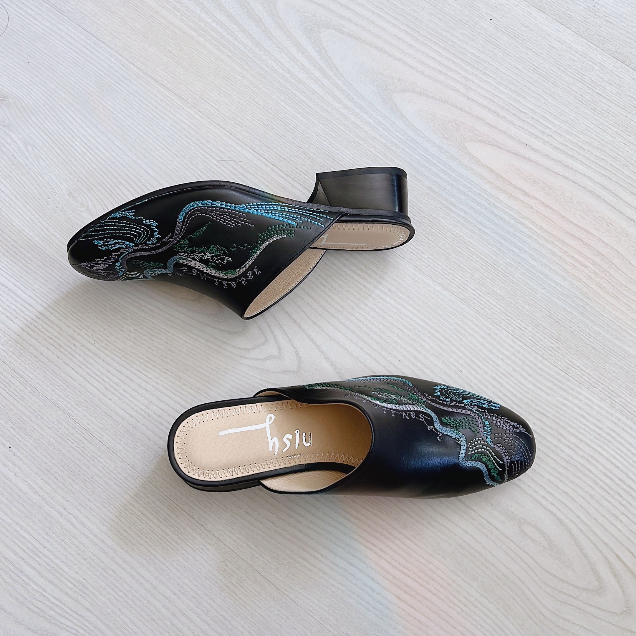 刺繡木跟穆勒鞋｜福爾摩沙(黑)