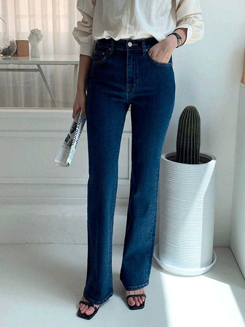 [現貨] 修身曲線微喇叭丹寧褲 [ M ]