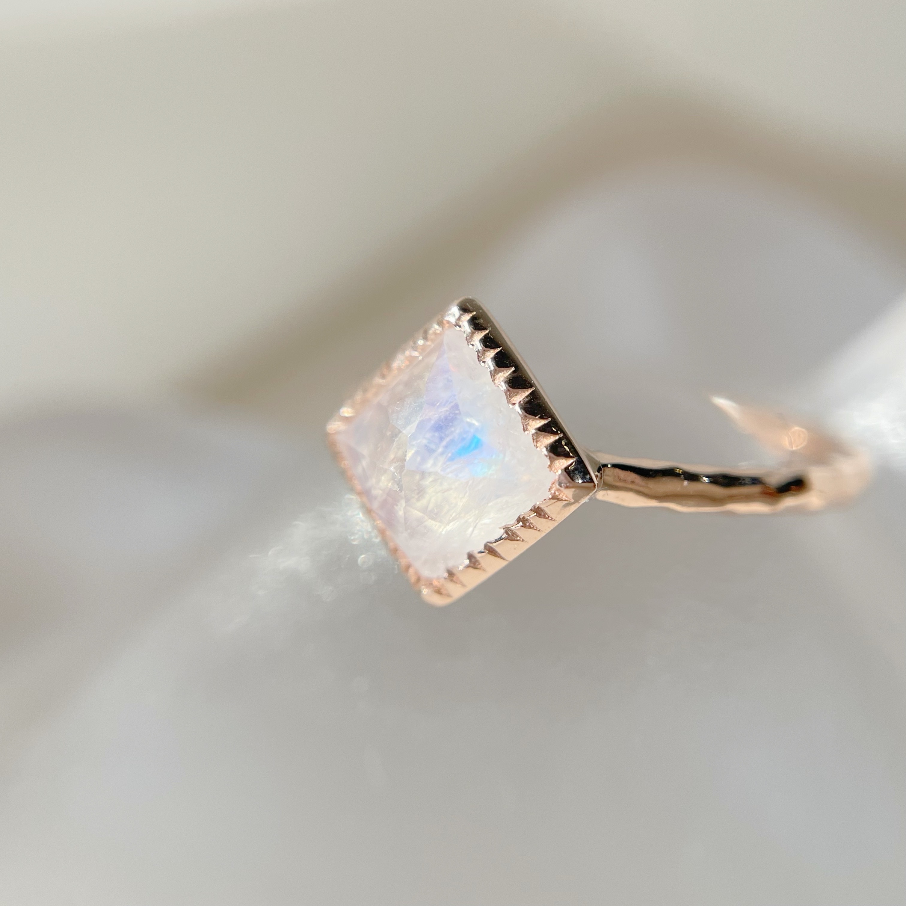 大蛋糕菱形月光石戒指