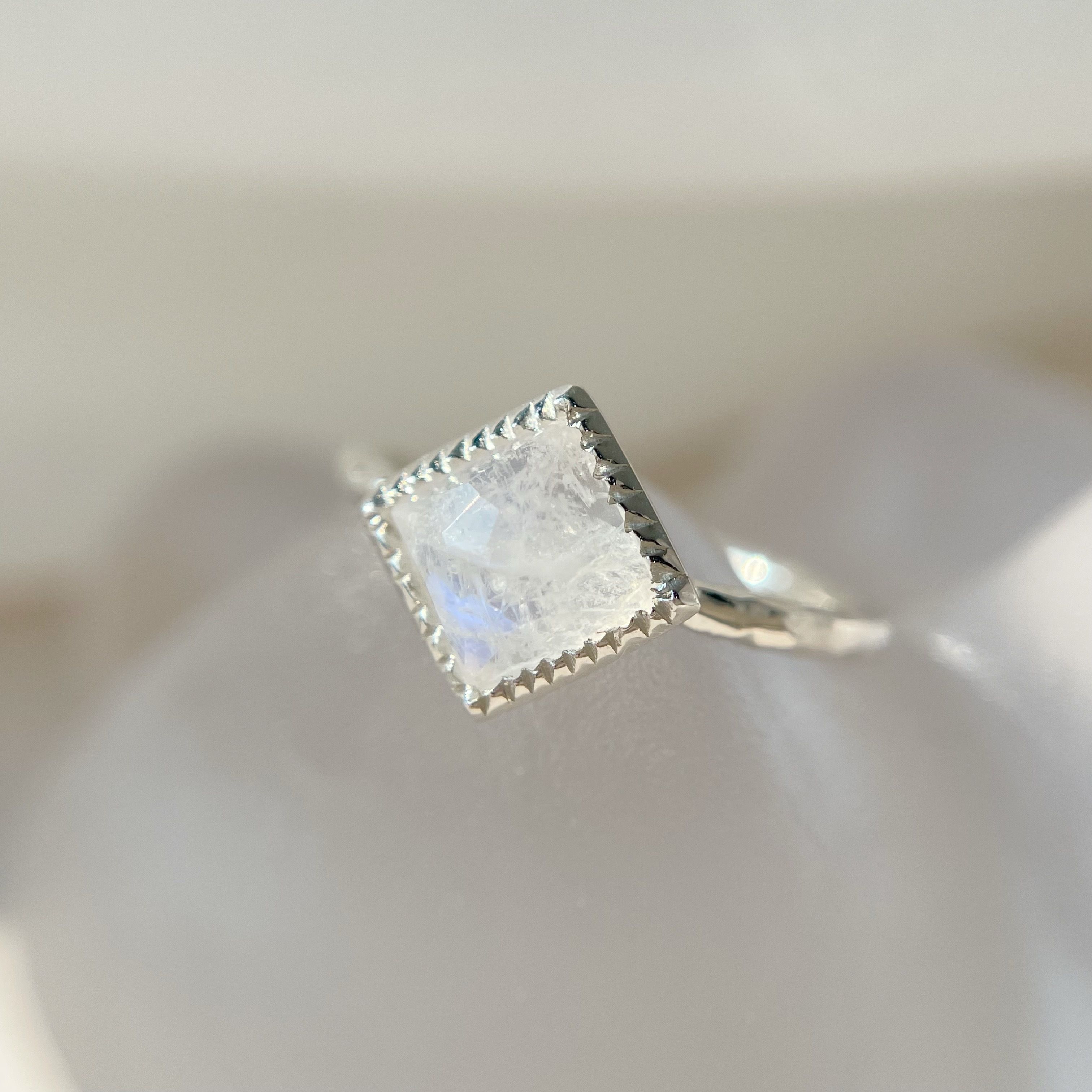 大蛋糕菱形月光石戒指