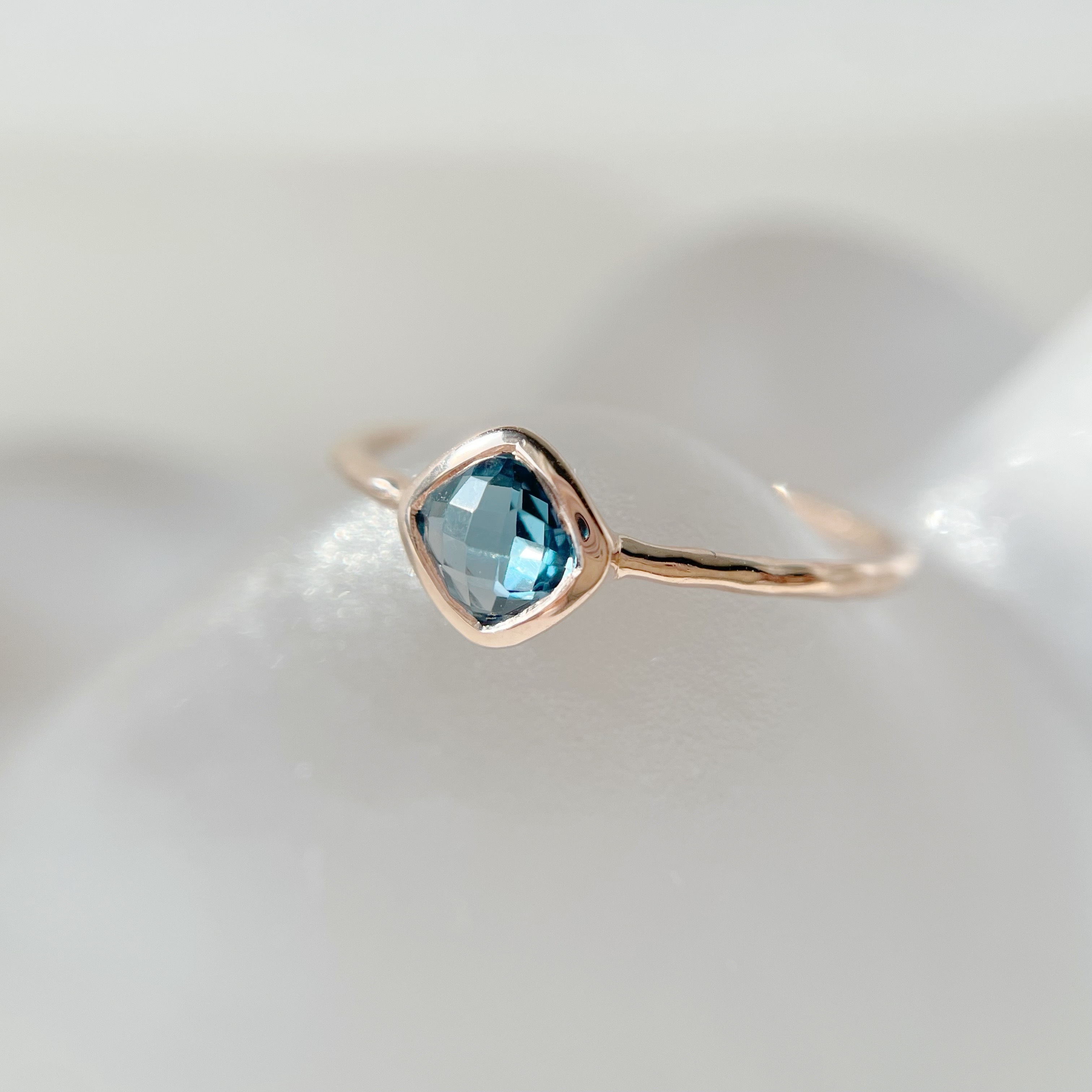 Bazel菱形倫敦托帕石戒指