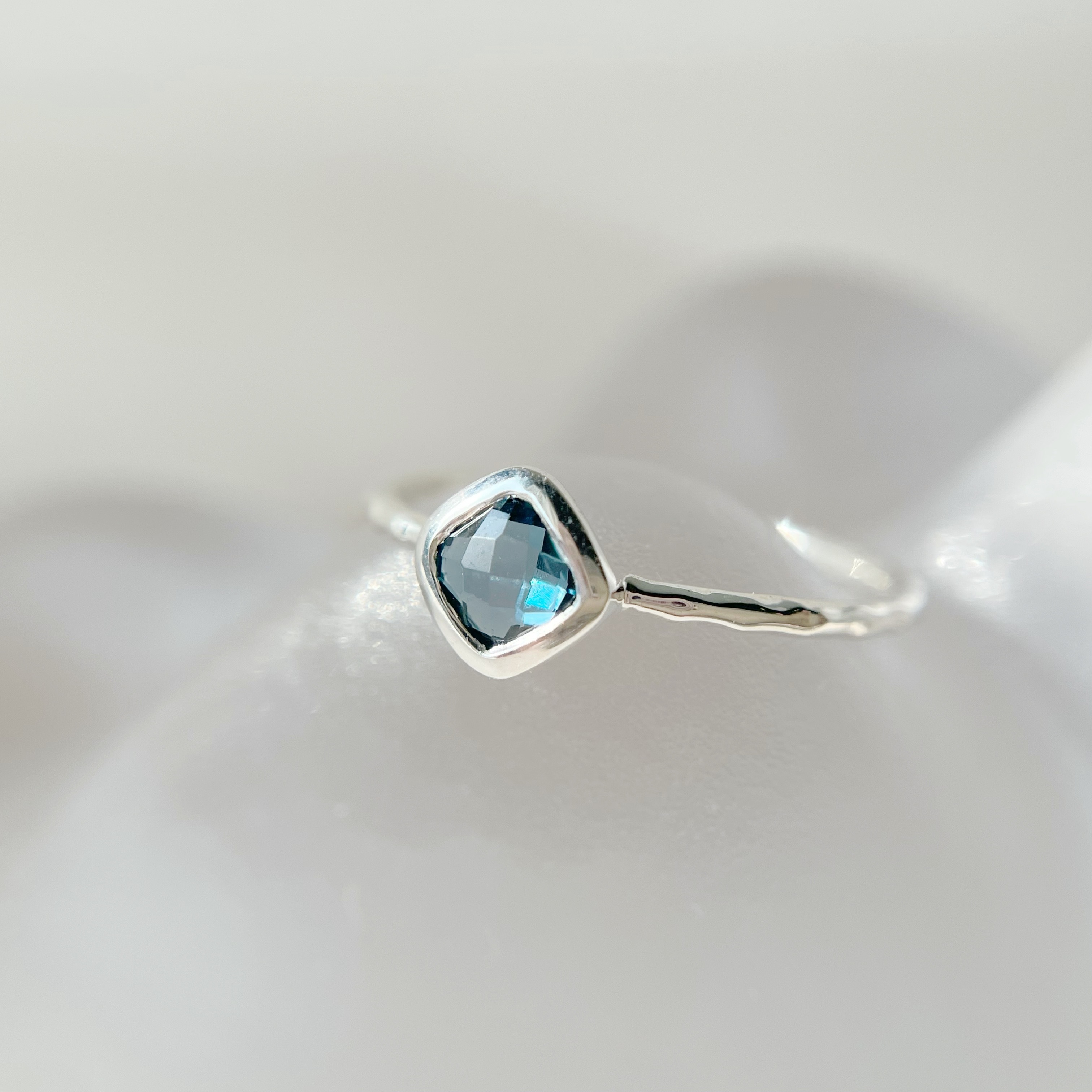 Bazel菱形倫敦托帕石戒指