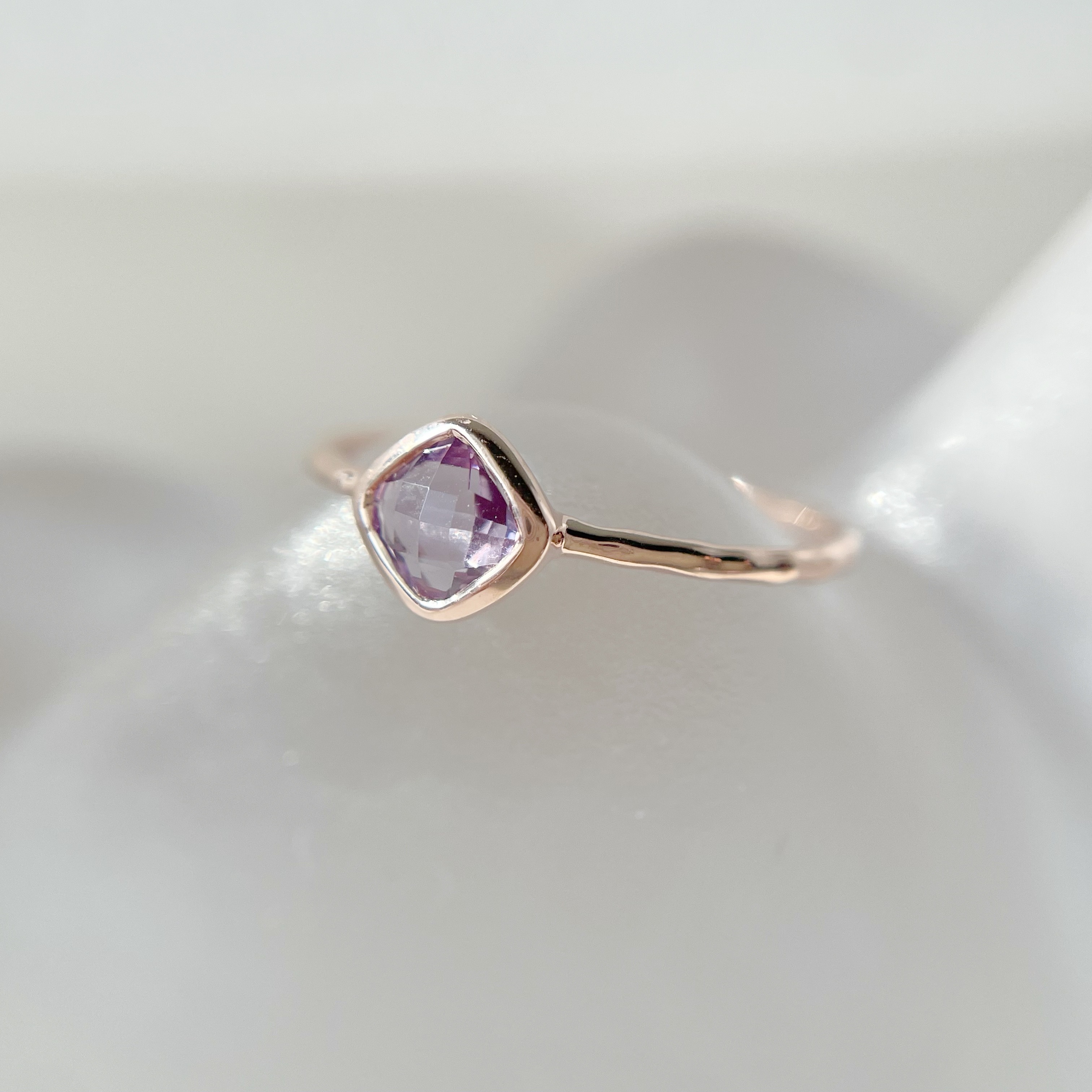 Bazel菱形紫水晶戒指