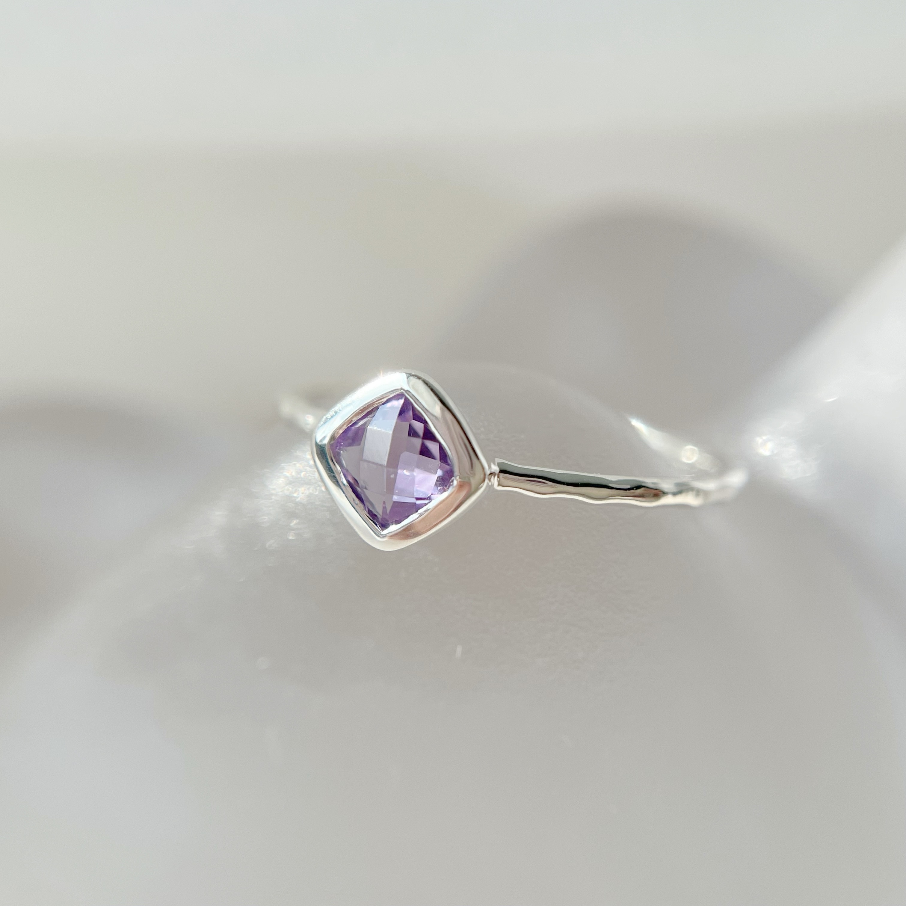 Bazel菱形紫水晶戒指