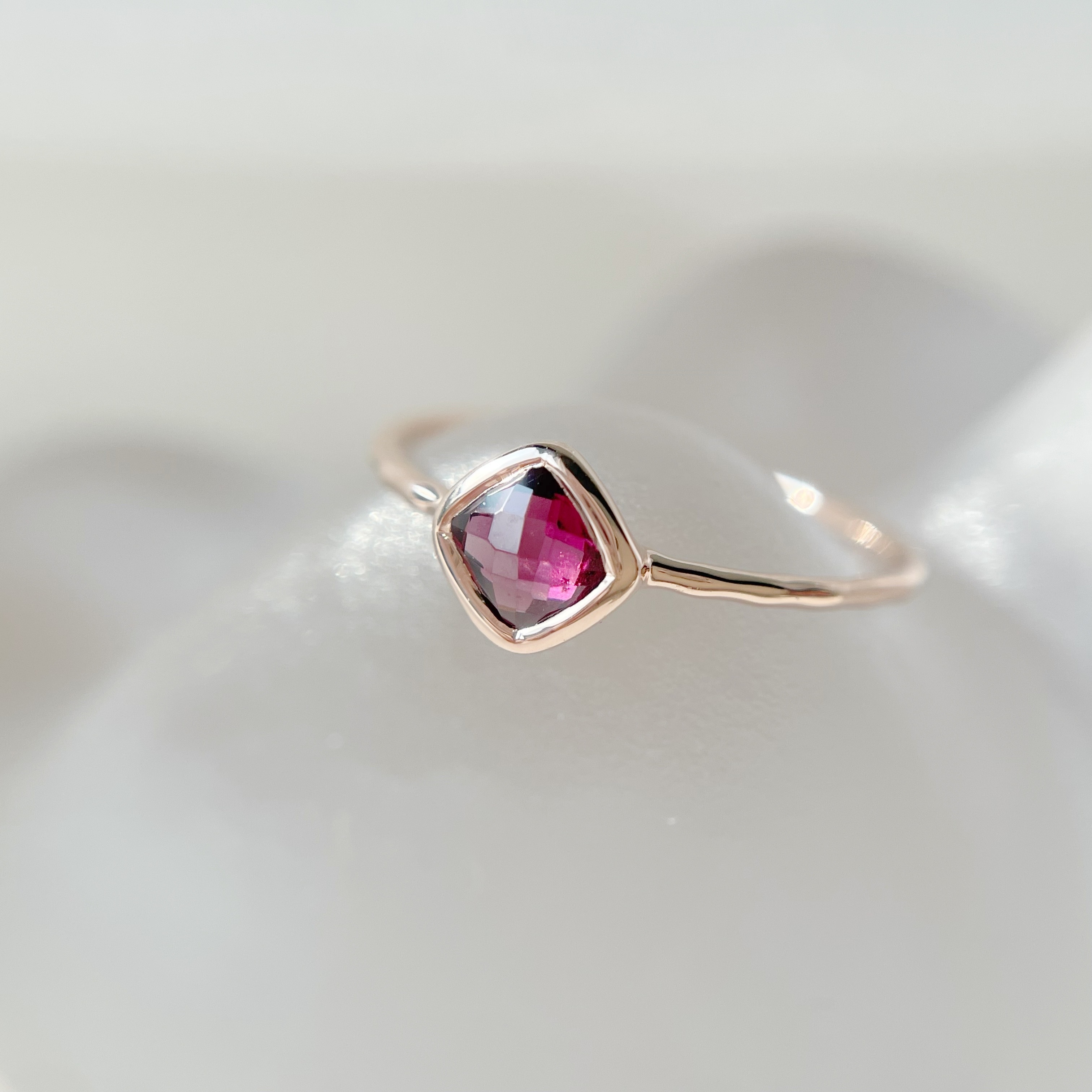 Bazel菱形玫瑰石榴戒指