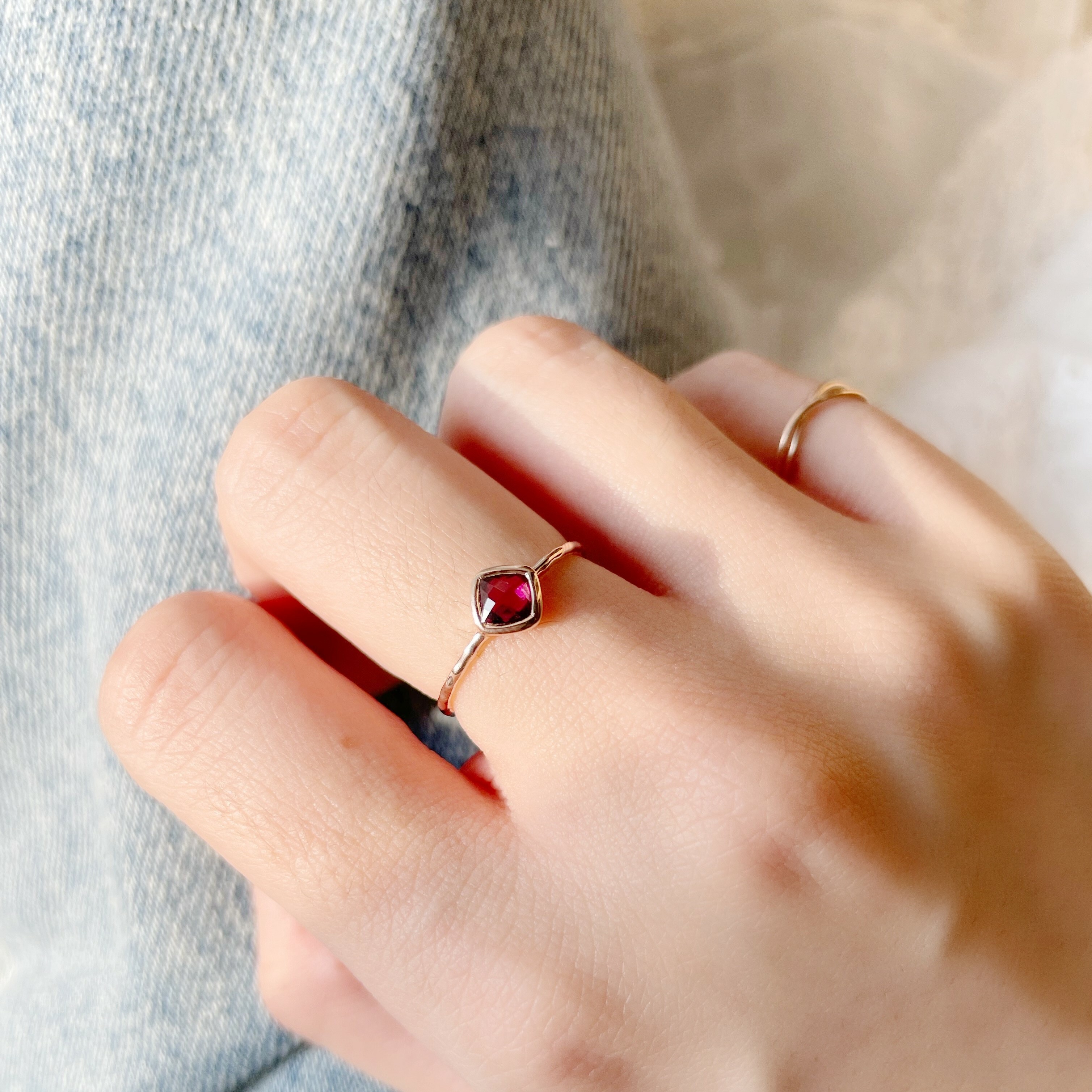 Bazel菱形玫瑰石榴戒指