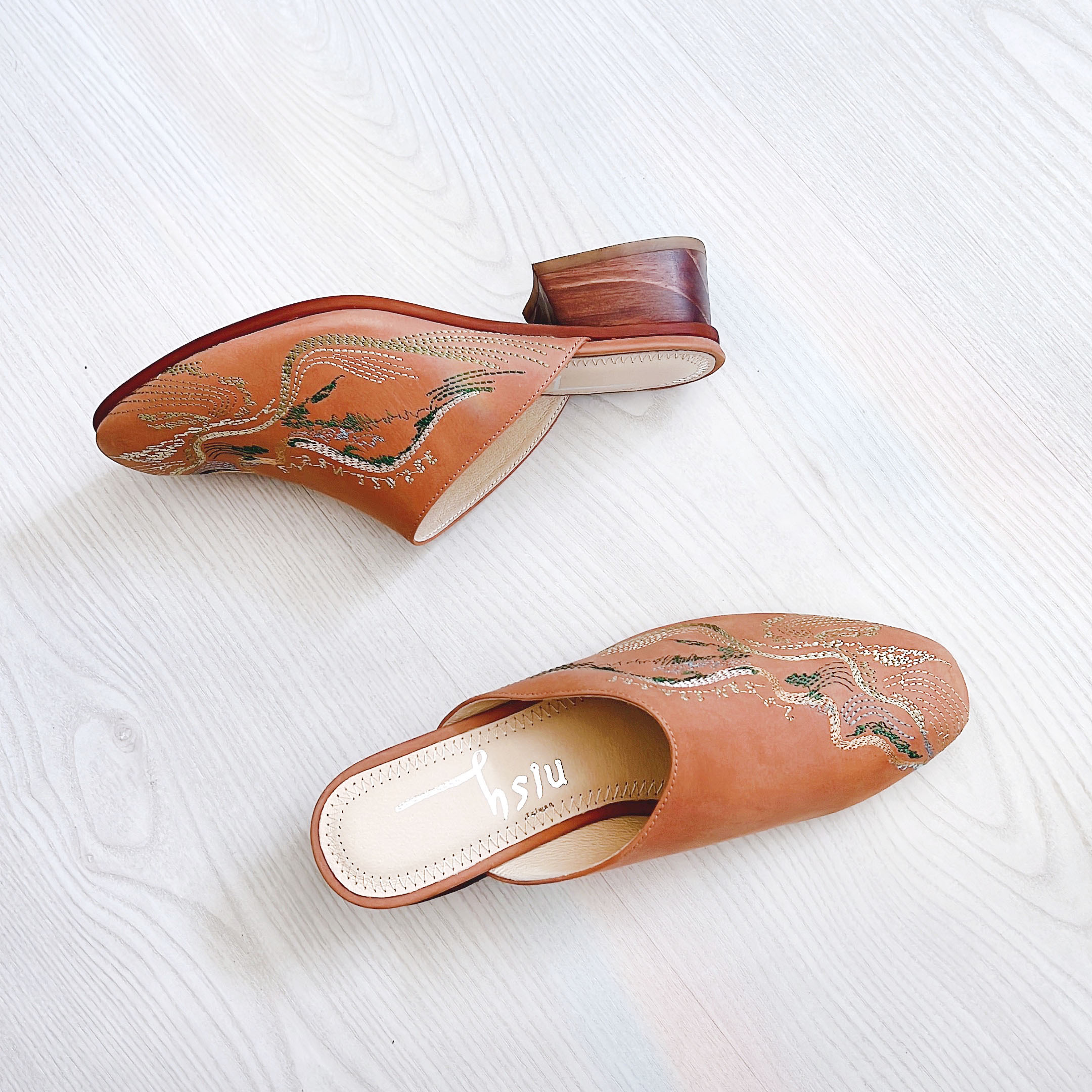 刺繡木跟穆勒鞋｜福爾摩沙(雪絨棕)