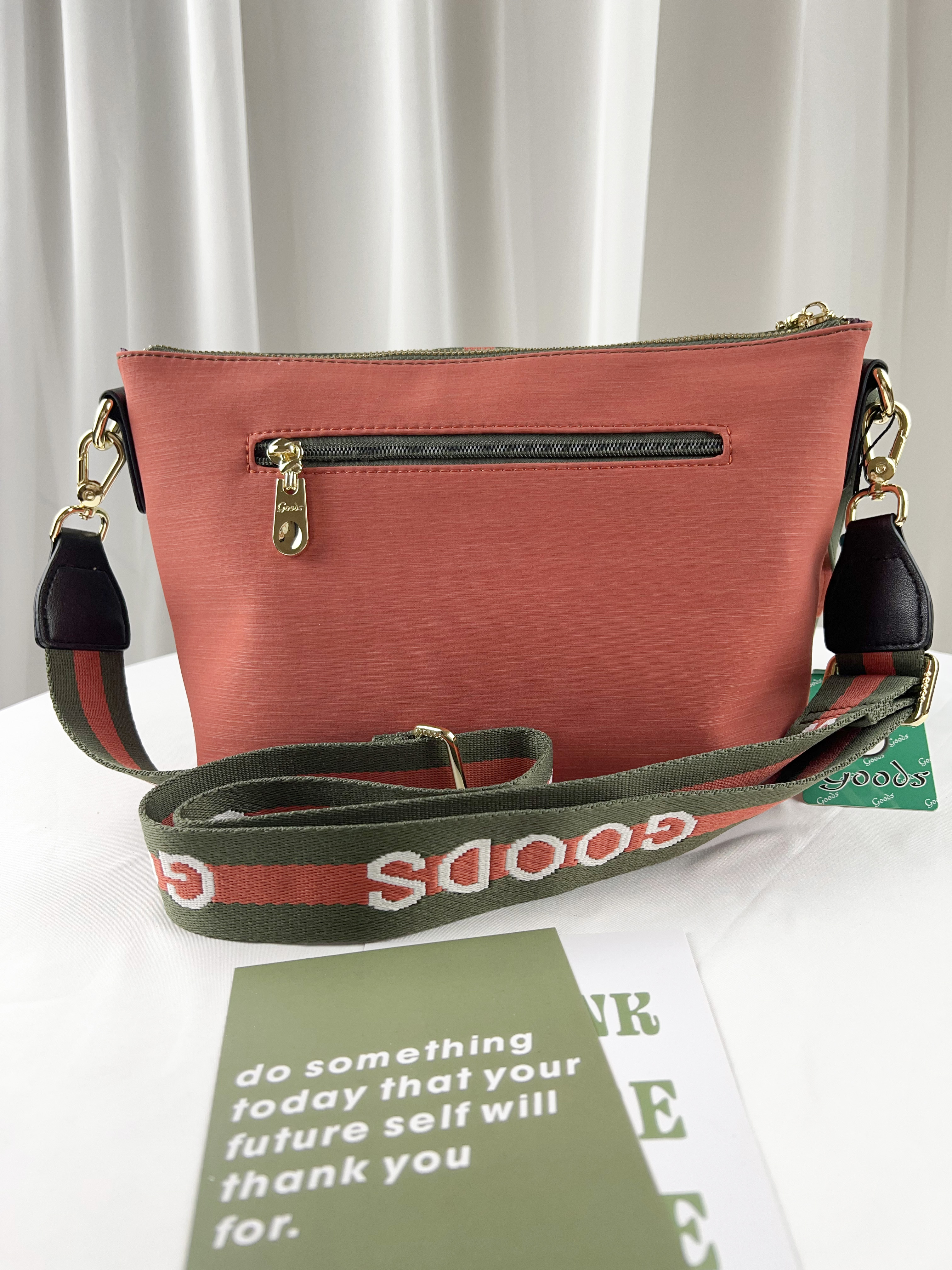 GOODS 橘綠拼色 防潑水側背包 附酒精保護套+酒精瓶   #2816