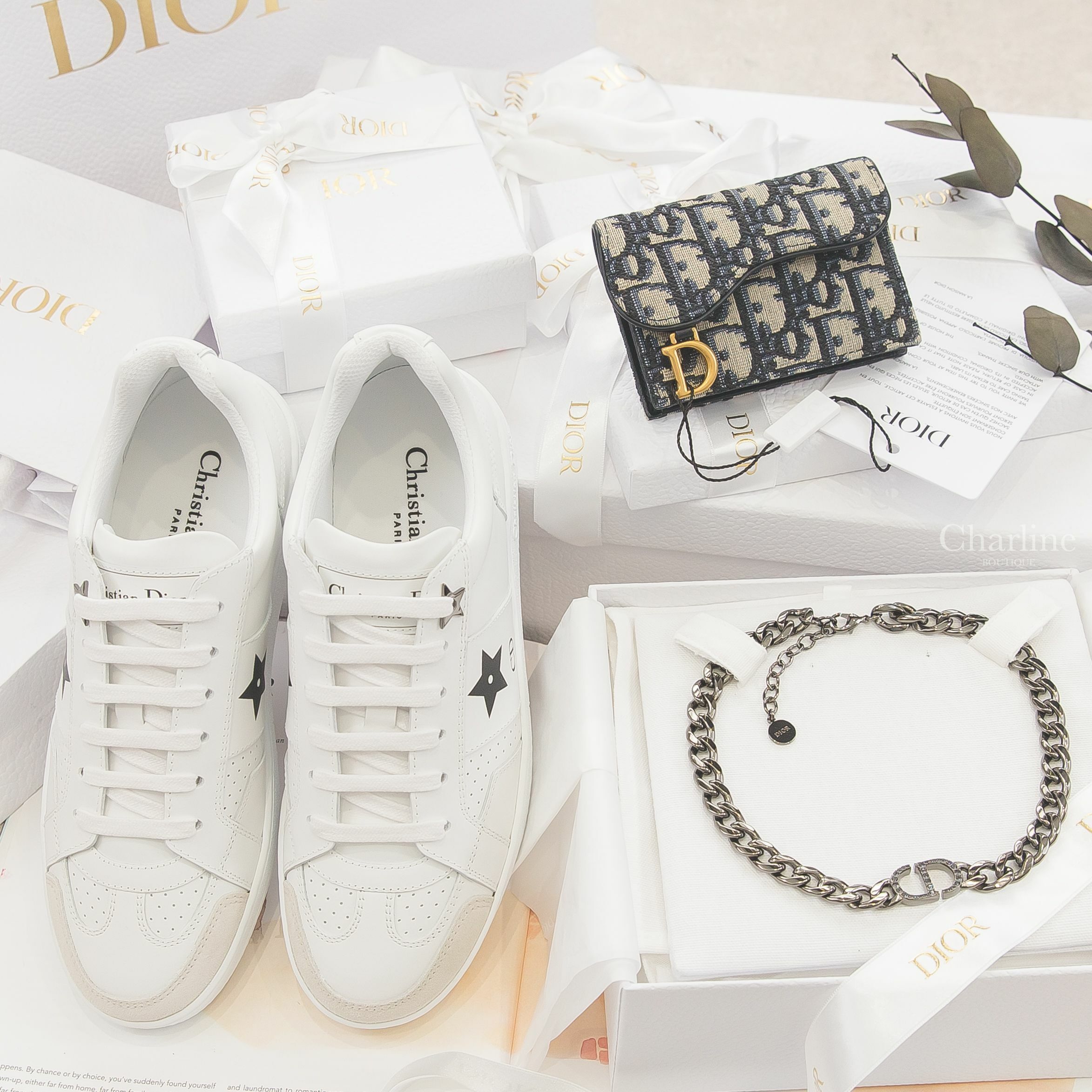Dior Sneaker 白色黑字側邊黑星星小牛皮拼麂皮運動鞋,Dior Card Holder 深藍色D金飾釦式復古牛皮帆布馬鞍卡片夾,Dior Necklace 銀黑色水鑽CD蒙田項鍊-Charline Boutique 精品代購