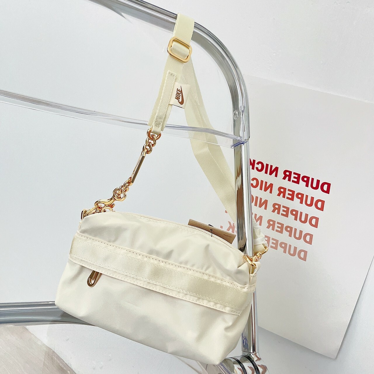 NIKE 米色 緞面 側背 小包