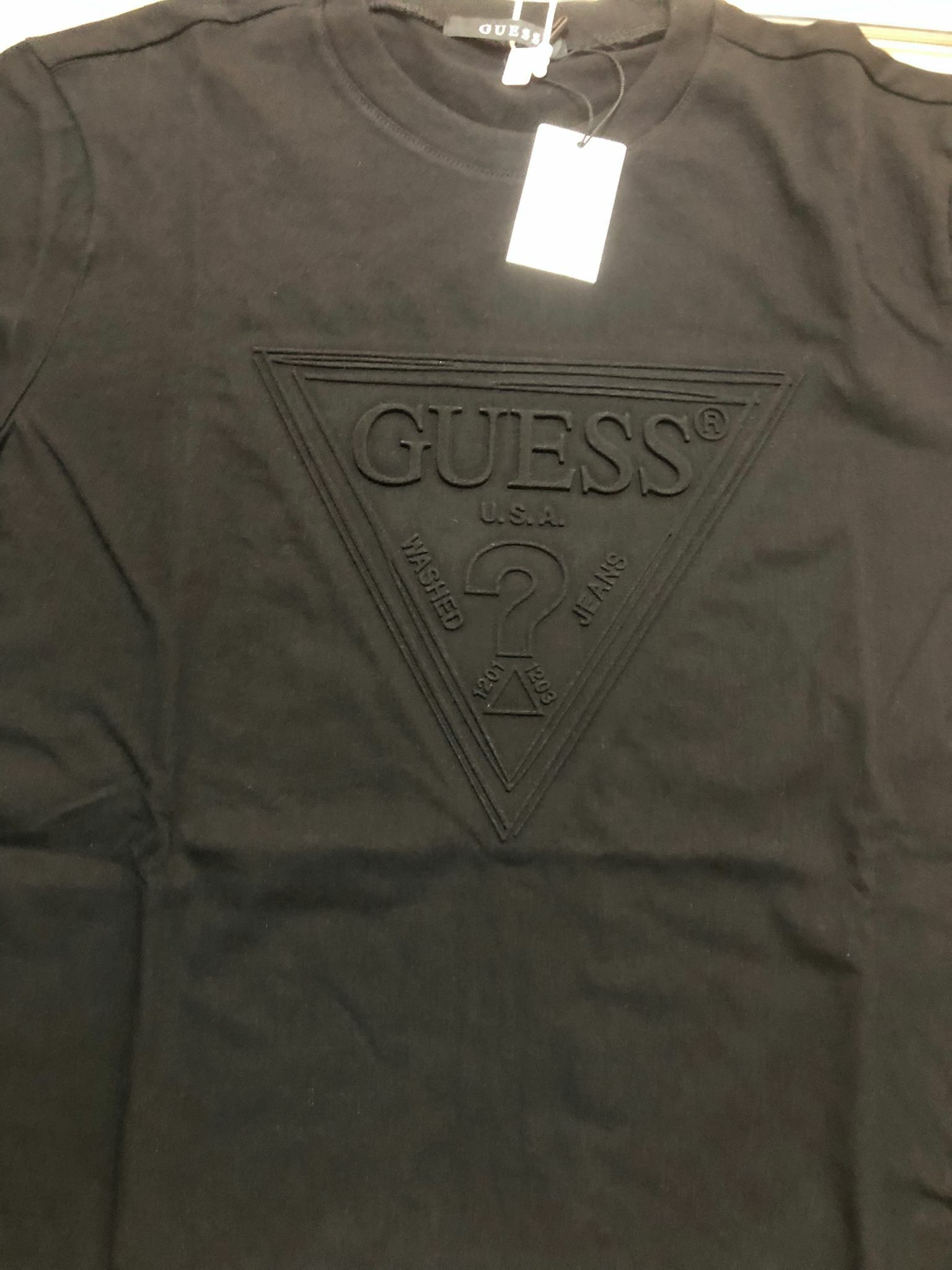 [S] GUESS MODIFIED TRIANGLE EMBO SHORT SLEEVE T-SHIRT,BLACK, MM2K8406-BLK (SGU64)