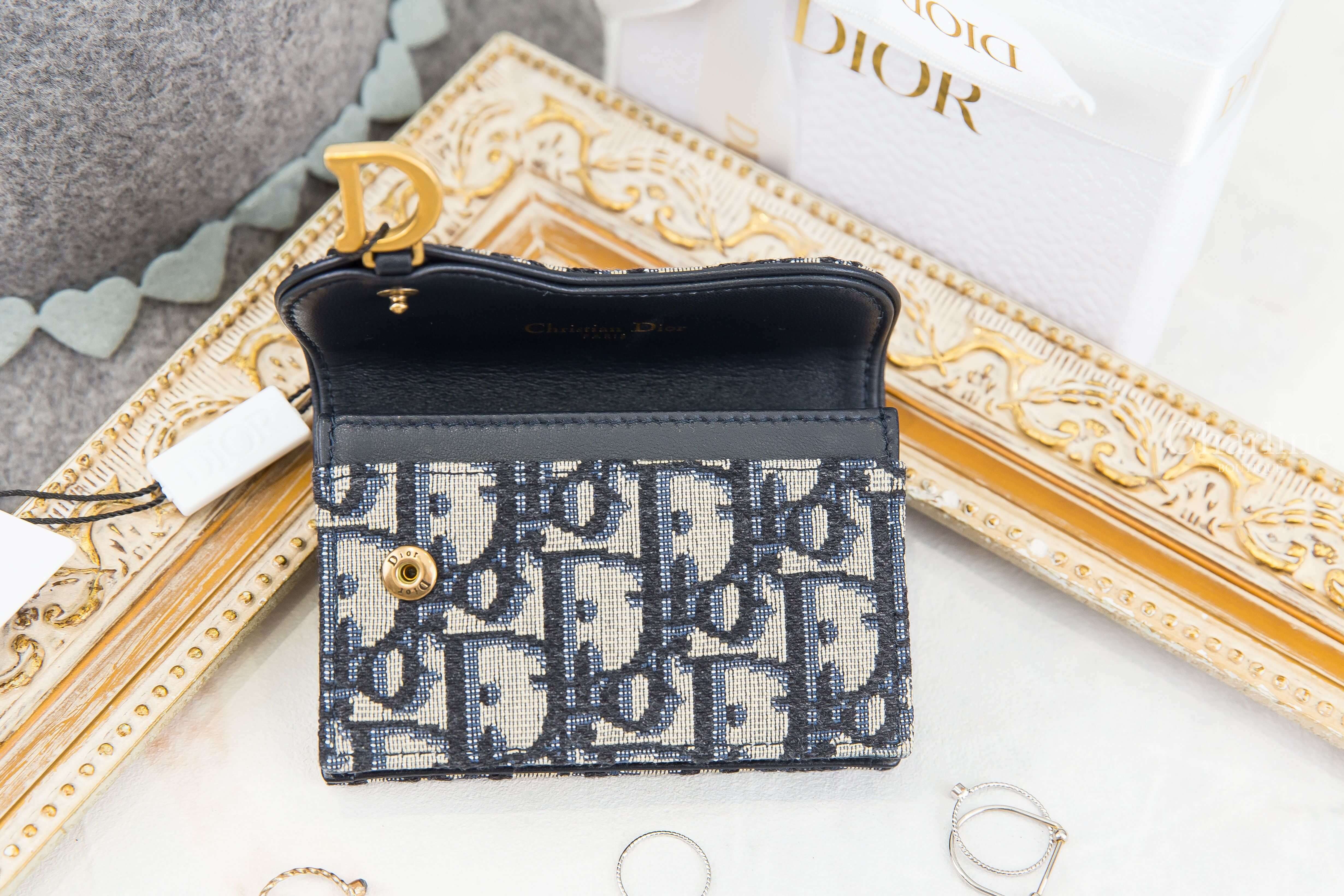 Dior Saddle Flap Card Holder 深藍色D金飾釦式復古牛皮帆布馬鞍卡片夾-Charline Boutique 精品代購