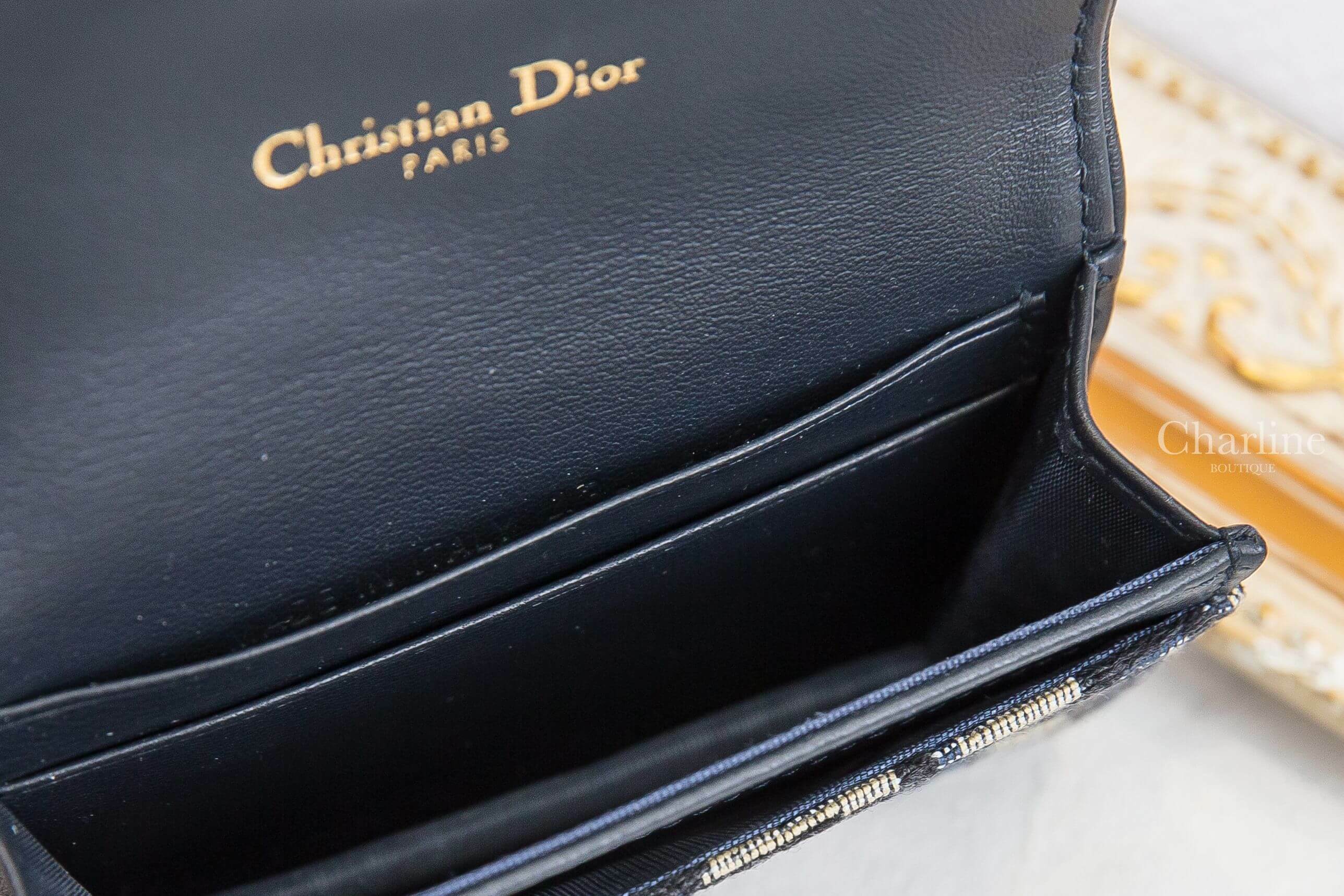 Dior Saddle Flap Card Holder 深藍色D金飾釦式復古牛皮帆布馬鞍卡片夾-Charline Boutique 精品代購