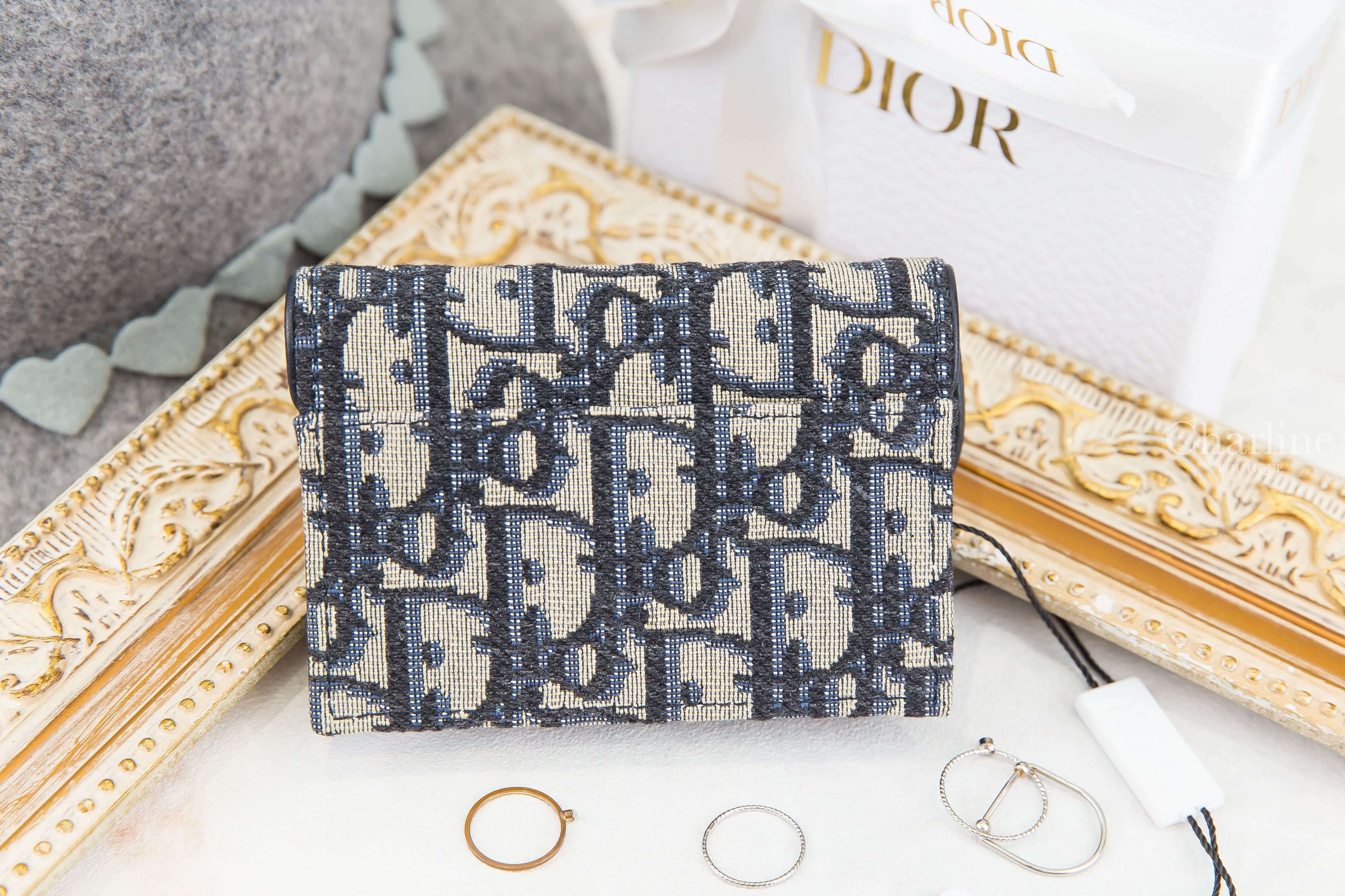Dior Saddle Flap Card Holder 深藍色D金飾釦式復古牛皮帆布馬鞍卡片夾-Charline Boutique 精品代購