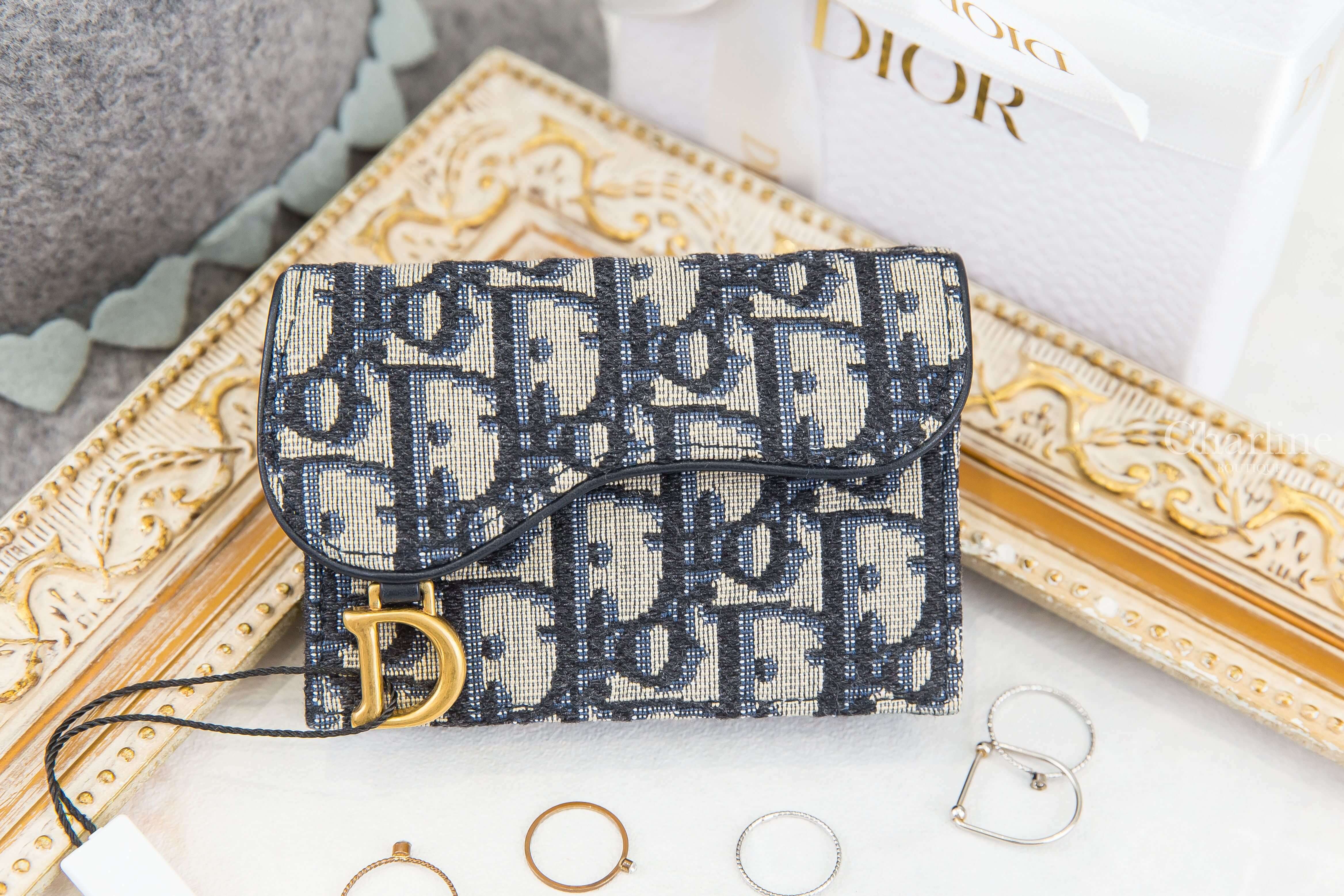 Dior Saddle Flap Card Holder 深藍色D金飾釦式復古牛皮帆布馬鞍卡片夾-Charline Boutique 精品代購