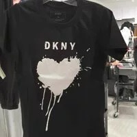 [S] DKNY SPLATTER HEART LOGO TEE, BLACK , B2101901-BLK (SD158)