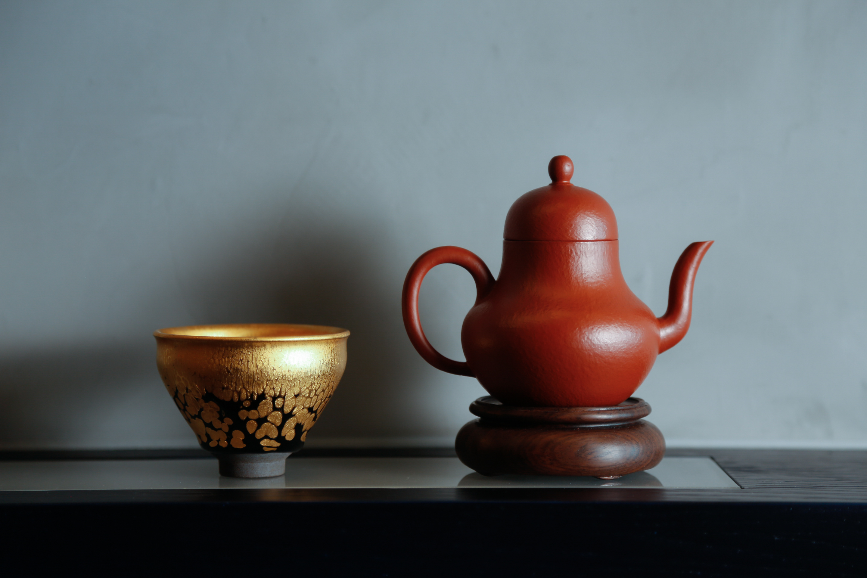 【思亭】-- 此壺壺身如葫瓢，圓潤高挑，亭亭玉立。