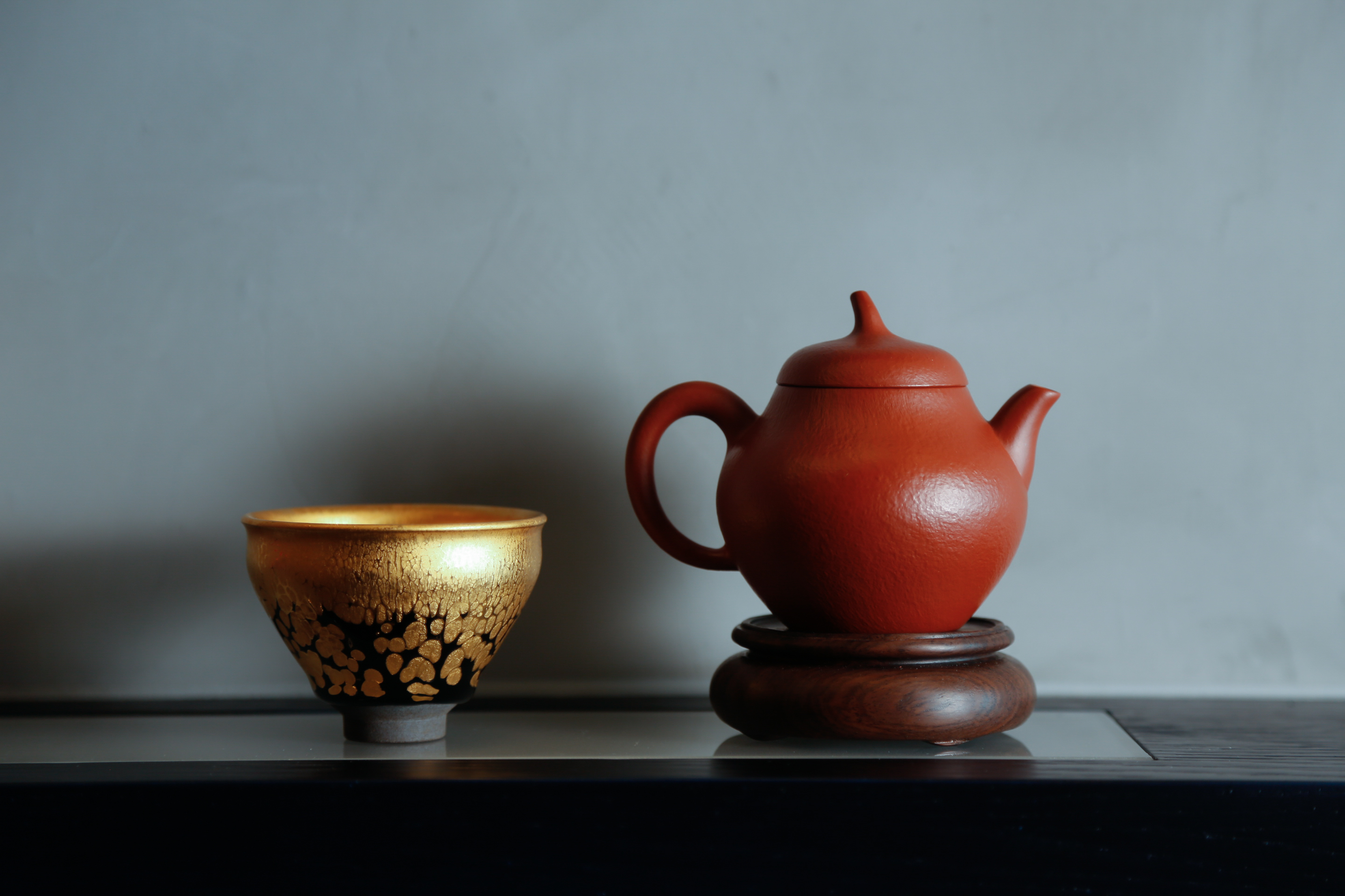 【茄段】-- 造型靈感來自枝頭成熟的茄子，以茄蒂為壺紐，生動有趣。