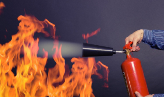 多功能車用滅火器實用嗎？讓「脫困滅火棒」3招帶你脫離火燒車