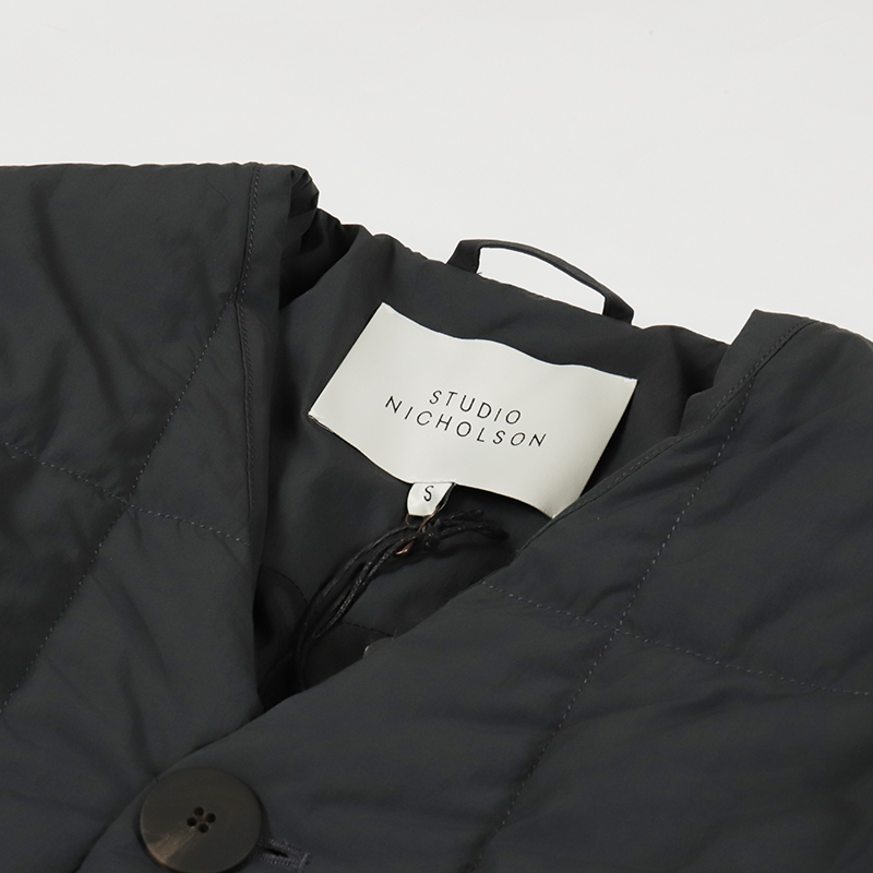 ジャケット・アウター STUDIO NICHOLSON WINTER FILD JACKET ボリューミーでキャッチーなダウンジャケット ＃STUDIONICHOLSON