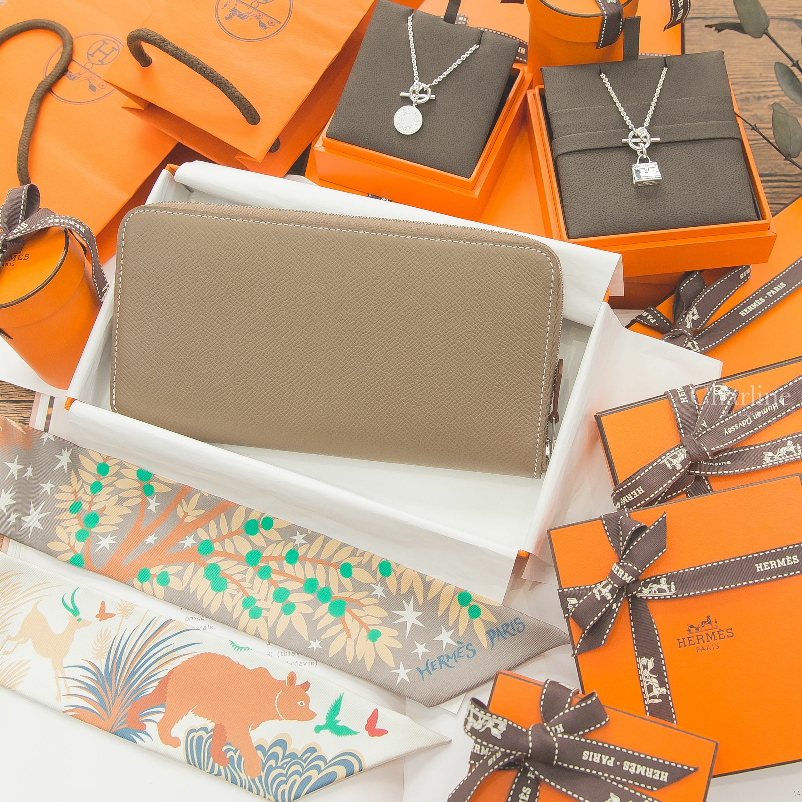 Hermès Pendant 銀色凱莉包銀飾墜飾項鍊,Hermès Pendant 銀色字母圓牌銀飾墜飾項鍊,Hermès Wallet 大象灰絲巾長夾-Charline Boutique 精品代購