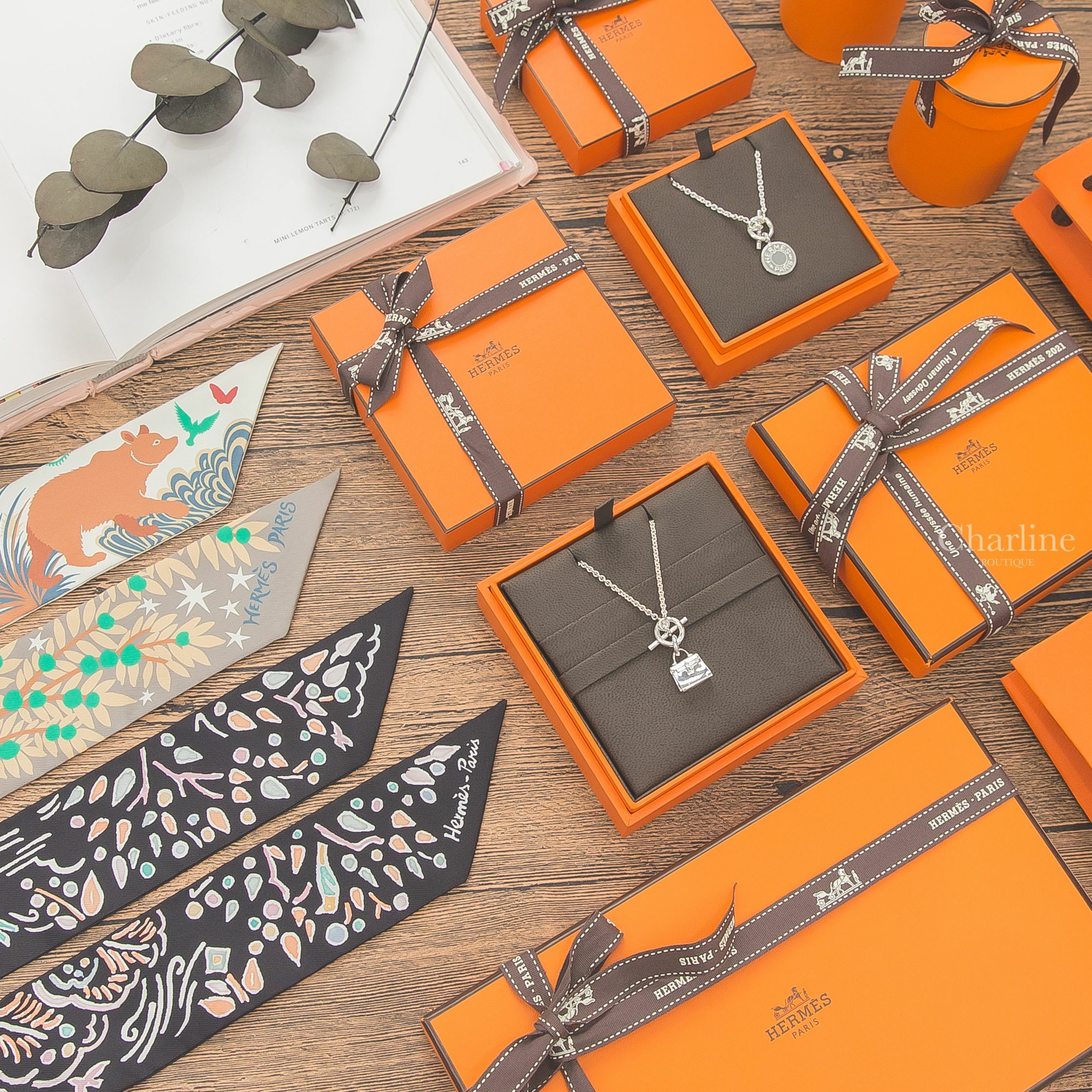 Hermès Pendant 銀色凱莉包銀飾墜飾項鍊,Hermès Pendant 銀色字母圓牌銀飾墜飾項鍊,Hermès Twilly 黑色/綠色/玫瑰粉春天島嶼絲巾-Charline Boutique 精品代購