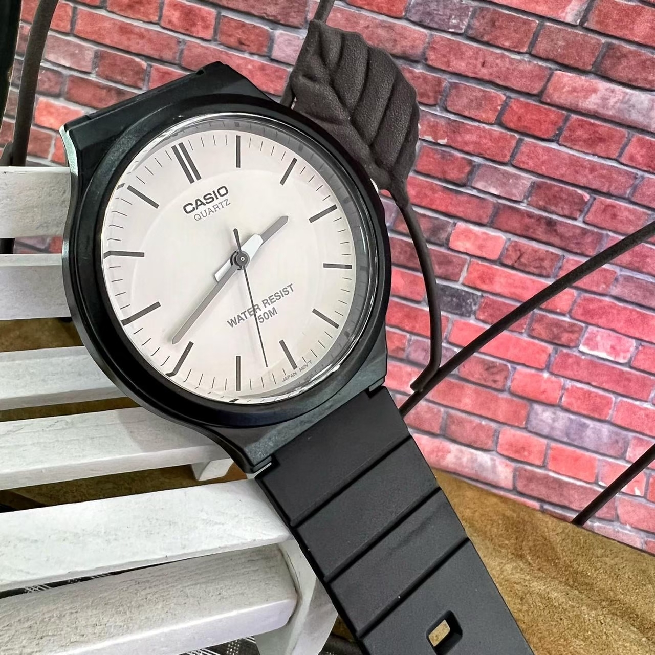 【CASIO 卡西歐】時尚玩色輕薄大錶面腕錶 MW-240-7E 42mm 現代鐘錶