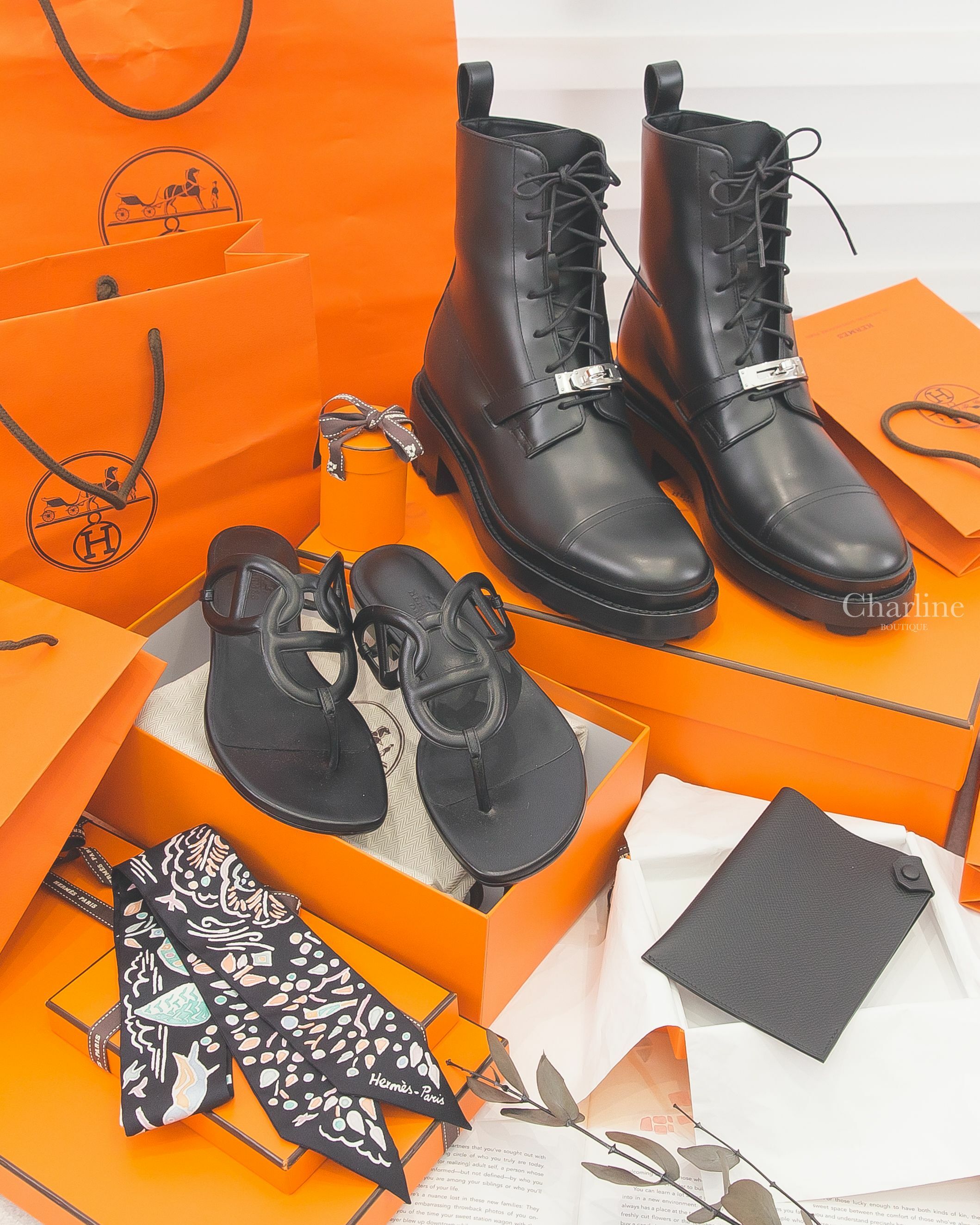 Hermès Boot 黑色銀釦牛皮低跟踝靴,Hermès Sandal 黑色θ牛皮人字平底拖鞋,Hermès Twilly 黑色/綠色/玫瑰粉春天島嶼絲巾,Hermès Passport 黑色黑釦護照夾-Charline Boutique 精品代購